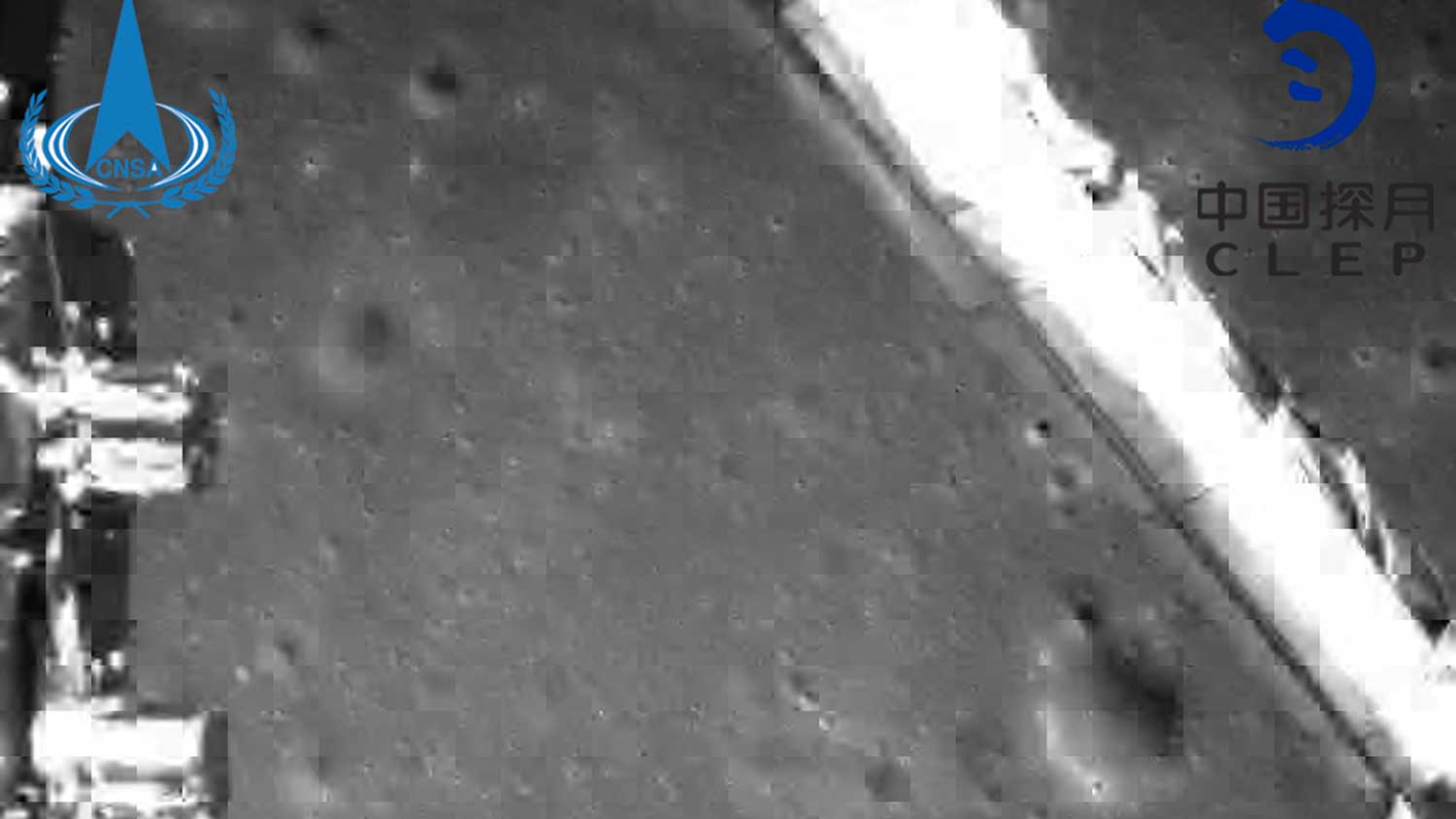 HANDOUT - 03.01.2019, China, Peking: Die von der China National Space Administration (CNSA) am 03.01.2018 zur Verf&uuml;gung gestellte Aufnahme zeigt ein nach der Landung der &laquo;Chang'e 4&raquo;-Sonde entstandenes Foto. Erstmals in der Geschichte ist eine Raumsonde auf der R&uuml;ckseite des Mondes gelandet. Die chinesische &laquo;Chang'e 4&raquo; setzte am fr&uuml;hen Donnerstagmorgen den 03.01.2019 um 3.26 Uhr am Aitken-Krater in der N&auml;he vom S&uuml;dpol des Erdtrabanten auf. Das berichtete die amtliche Nachrichtenagentur Xinhua. Der Staatssender CCTV sprach von einer erfolgreichen Landung. (Bestm&ouml;gliche Qualit&auml;t) Foto: -/CNSA/XinHua/dpa - ACHTUNG: Nur zur redaktionellen Verwendung im Zusammenhang mit der aktuellen Berichterstattung und nur mit vollst&auml;ndiger Nennung des vorstehenden Credits +++ dpa-Bildfunk +++ 
Credit: dpa 