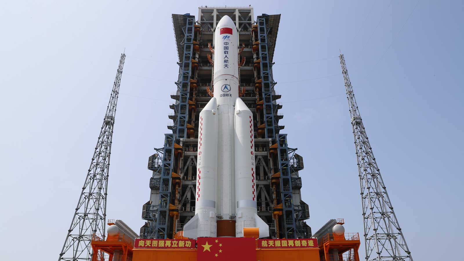 23.04.2021, China, Wenchang: Die Kombination aus dem Kernmodul &laquo;Tianhe&raquo; der chinesischen Raumstation und der Langer-Marsch-5B-Y2-Rakete steht im Startbereich der Wenchang Spacecraft Launch Site in der s&uuml;dchinesischen Provinz Hainan. Die Kombination wird dann wie geplant verschiedene Funktionstests vor dem Start und gemeinsame Tests durchlaufen, so die China Manned Space Agency (CMSA). Foto: Guo Wenbin/XinHua/dpa