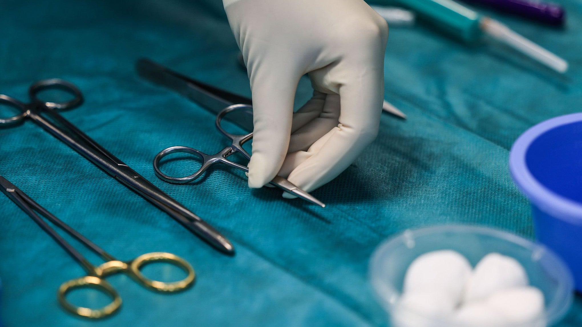 Das Besteck in der Chirurgie ist einer Expertin zufolge eher auf M&auml;nnerh&auml;nde ausgelegt (Oliver Berg/dpa)