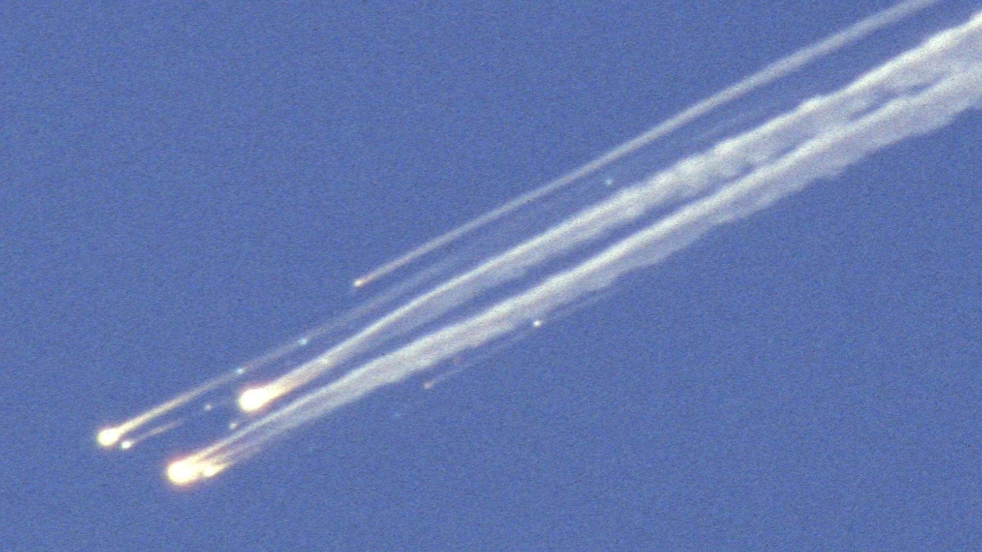 ARCHIV - 01.02.2003, USA, ---: Die US-Raumf&auml;hre "Columbia" zerf&auml;llt beim Eintritt in die Athmosph&auml;re in gro&szlig;er H&ouml;he &uuml;ber Nordtexas in mehrere Teile. Vor 20 Jahren geschah eine der gr&ouml;&szlig;ten Trag&ouml;dien der Raumfahrtgeschichte: Kurz vor der geplanten Landung zerbrach die US-Raumf&auml;hre &laquo;Columbia&raquo;, alle sieben Astronauten an Bord starben. (zu dpa "&laquo;Fehler nie wiederholen&raquo;: Vor 20 Jahren vergl&uuml;hte die &laquo;Columbia&raquo;") Foto: Robert Mccullough/ The Dallas Morning News/dpa +++ dpa-Bildfunk +++

