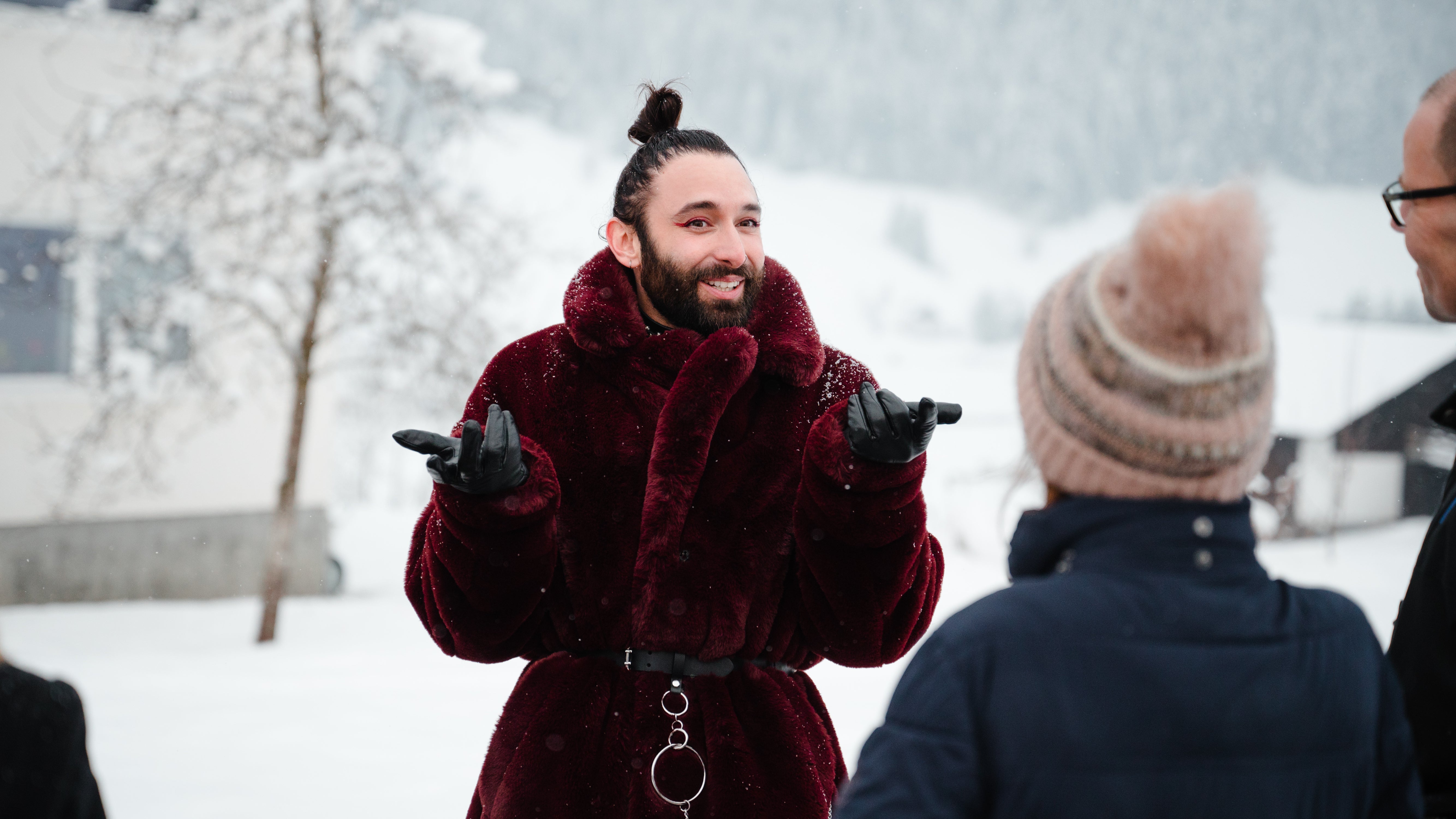 &Ouml;sterreich, Gosau: Der K&uuml;nstler Tom Neuwirth, bekannt als Conchita Wurst, im Gespr&auml;ch mit Bewohnern in seiner Heimatregion Salzkammergut. (Ernst Husic/Goldmann Public Relations /dpa)

