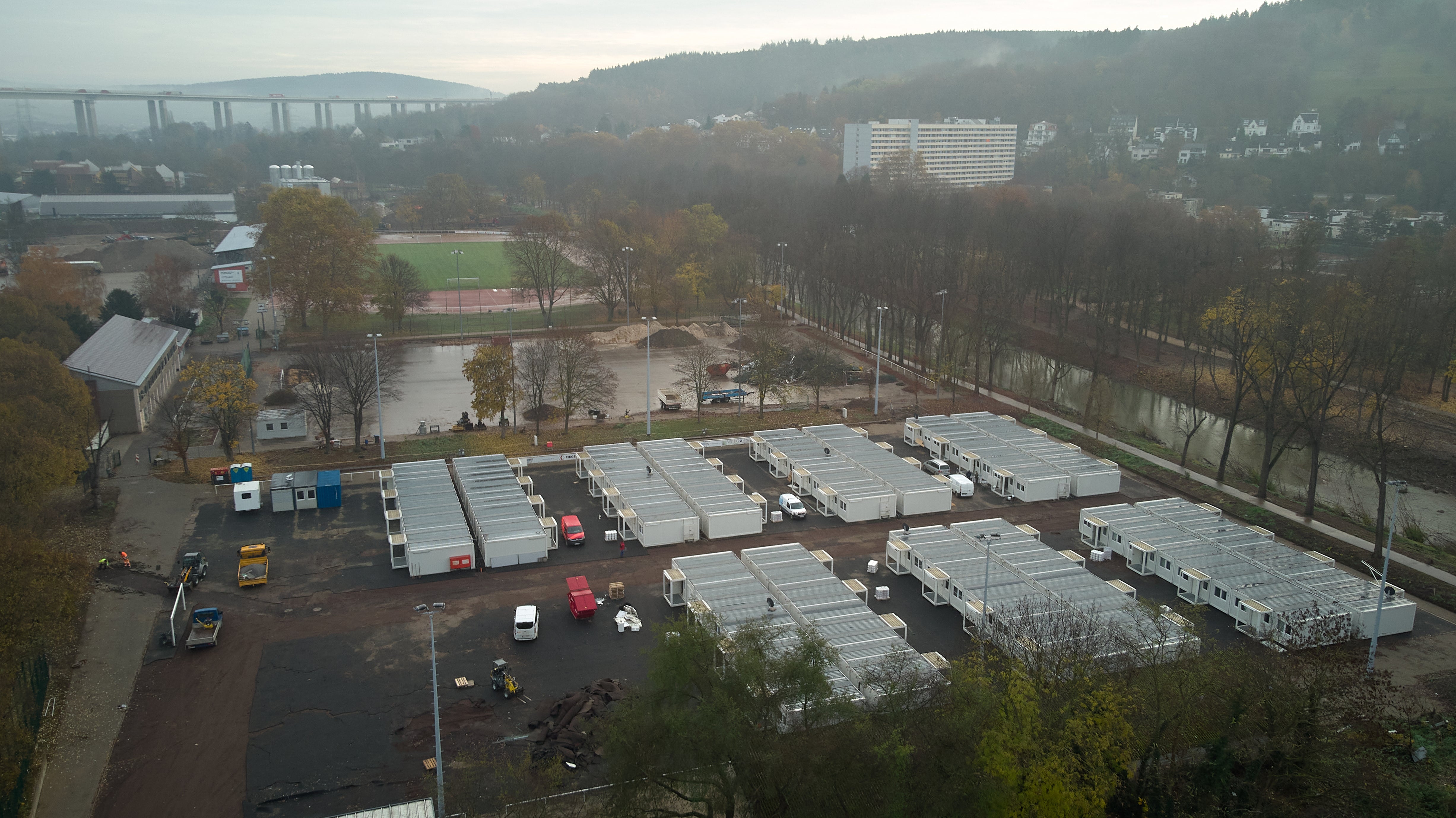 Rheinland-Pfalz, Ehlingen: Auf einem Sportplatz werden Wohncontainer f&uuml;r Flutopfer aufgestellt (Aufnahme mit einer Drohne). Viele Betroffene k&ouml;nnen im Ahr-Flutgebiet ihre besch&auml;digten H&auml;user vor dem Winter nicht mehr beziehen. Der Bedarf an neuen Heizungen ist gewaltig. Doch manche Flutopfer m&uuml;ssen monatelang darauf warten.