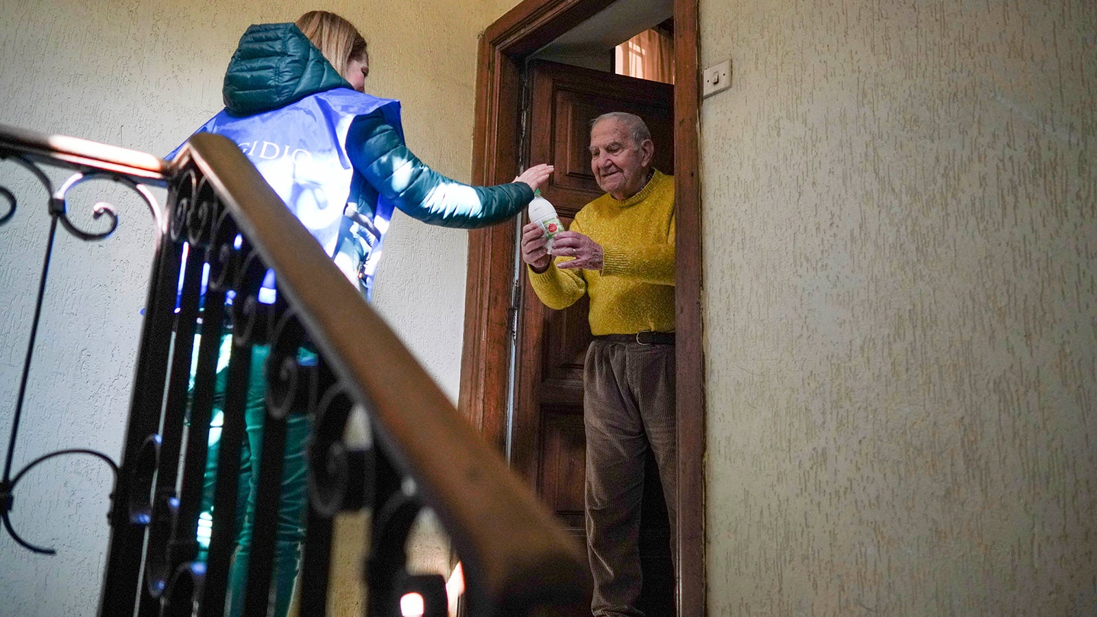 Anna, ehrenamtliche Mitarbeiterin der Hilfsorganisation wie Sant' Egidio, bringt dem 88-j&auml;hrigen Lamberto Paolucci, der in Rom lebt Lebensmittel. AP Photo/Andrew Medichini
