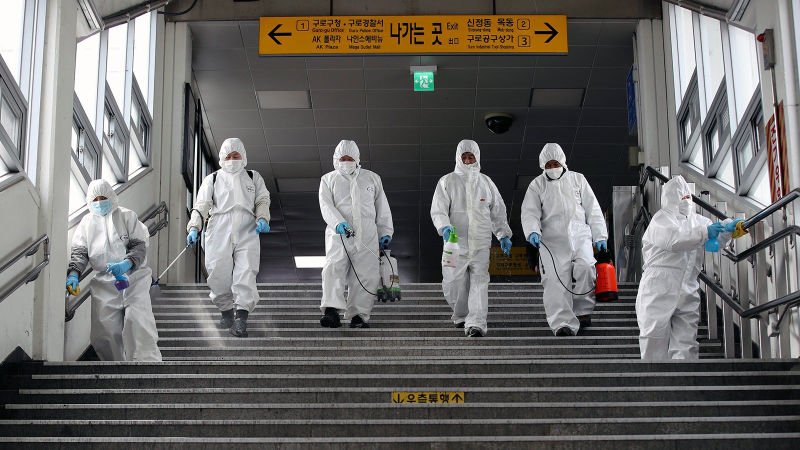 In Seoul, S&uuml;dkorea, werden &ouml;ffentliche Pl&auml;tze regelm&auml;&szlig;ig desinfiziert. Foto: Park Dong-joo/Yonhap via AP 