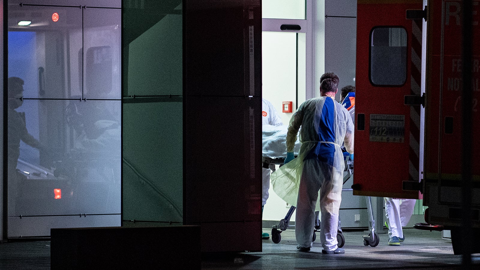 dpatopbilder - 26.02.2020, Nordrhein-Westfalen, D&uuml;sseldorf: Mitarbeiter aus dem Leber- und Infektionszentrum des Universit&auml;tsklinikum in D&uuml;sseldorf nehmen den ersten mit dem Coronavirus Infizierten in NRW in Empfang, der gerade von einem Krankenwagen angeliefert worden ist. Nach Baden-W&uuml;rttemberg ist erstmals auch ein Patient in NRW nachweislich an dem neuartigen Coronavirus erkrankt. Foto: Guido Kirchner/dpa +++ dpa-Bildfunk +++