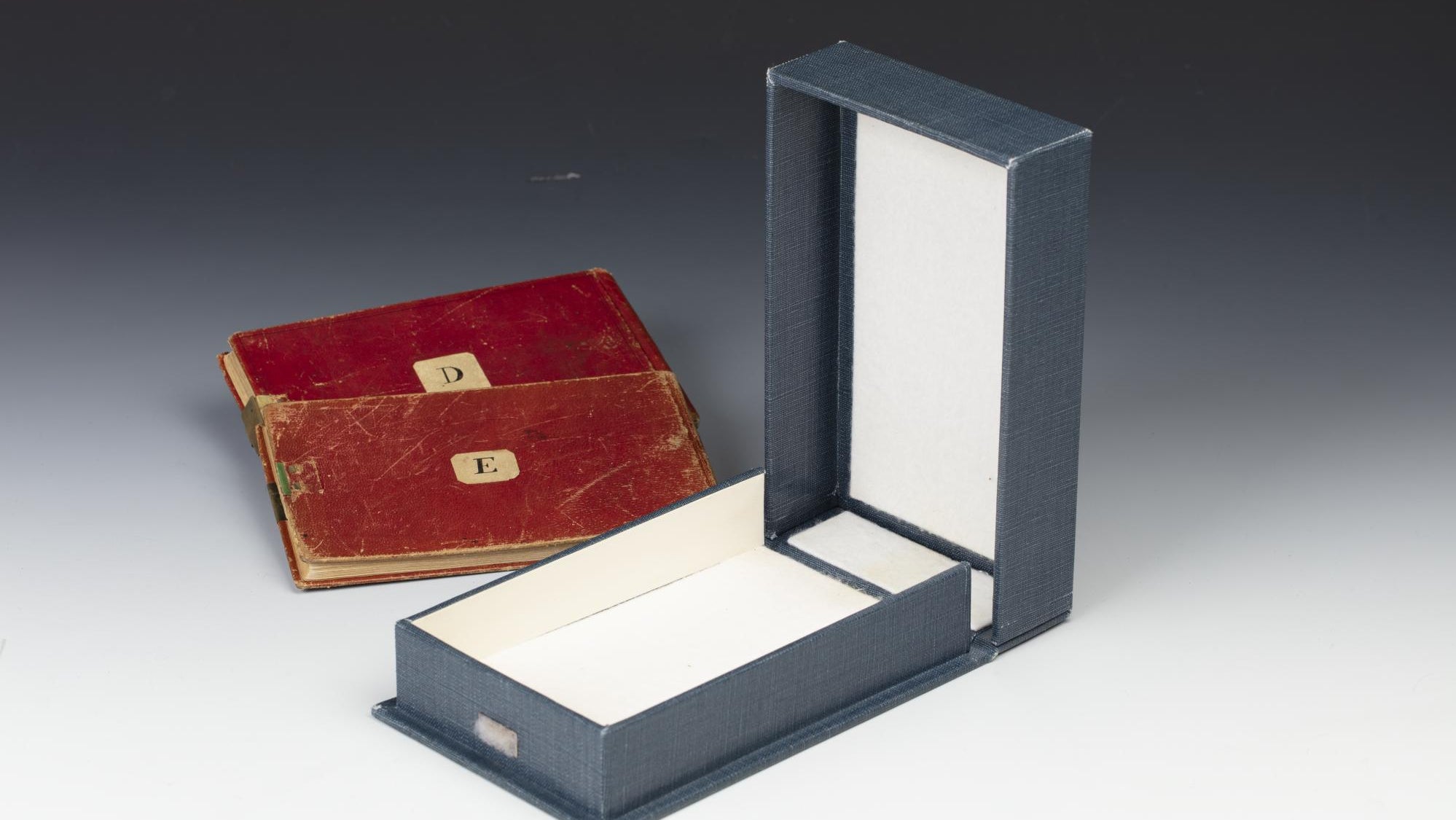 Gro&szlig;britannien, Cambridge: Das undatierte Handout-Foto, herausgegeben von der Universit&auml;tsbibliothek Cambridge, zeigt zwei Charles-Darwin-Manuskripte, die in einem kleinen blauen K&auml;stchen von der Gr&ouml;&szlig;e eines durchschnittlichen Taschenbuchs aufbewahrt wurden und die zwei Jahrzehnte nach ihrem letzten Erscheinen aus der Universit&auml;tsbibliothek Cambridge als gestohlen gemeldet wurden.