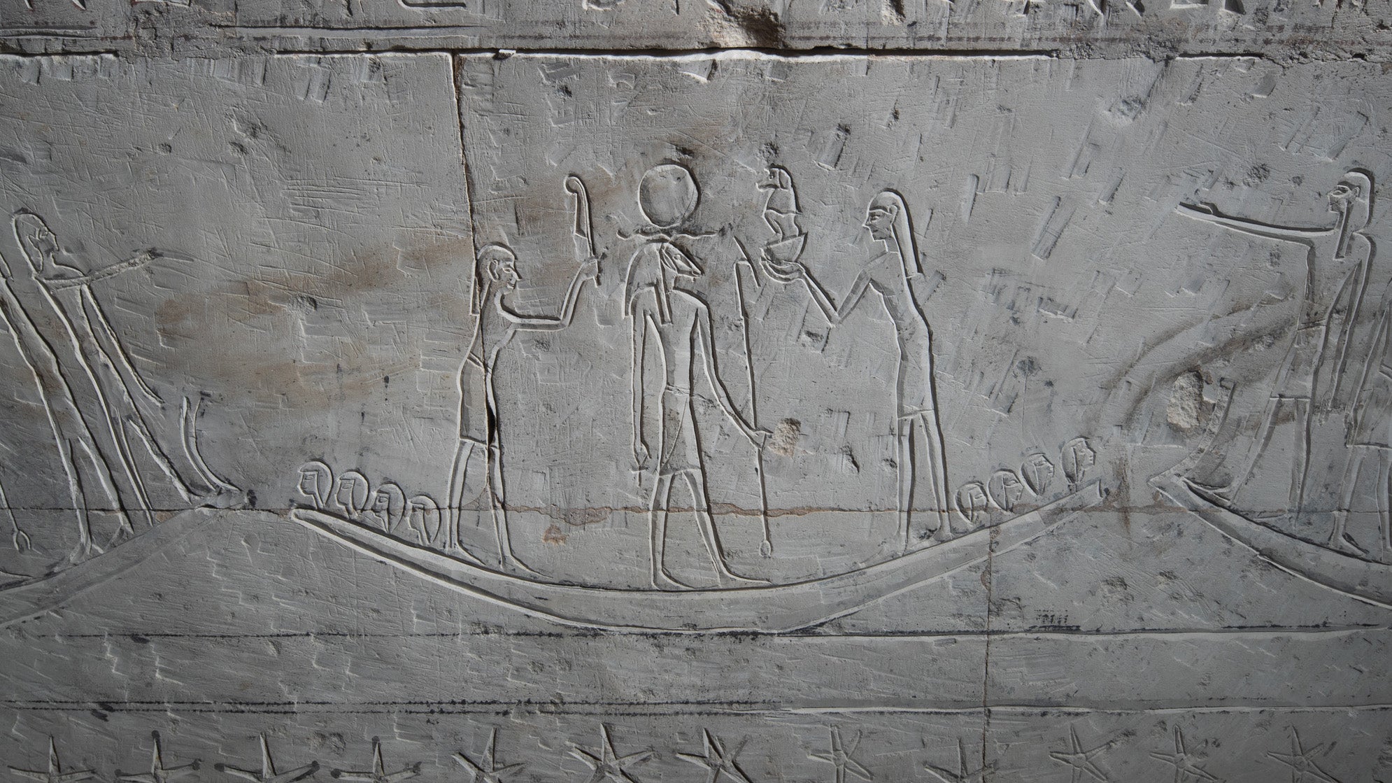 HANDOUT - 01.05.2023, &Auml;gypten, Abusir: Eine grob geschnittene Darstellung des Sonnengottes Ra w&auml;hrend seiner n&auml;chtlichen Reise, aufgenommen in einem reich verzierten Grab eines W&uuml;rdentr&auml;gers, das tschechische Forscher entdeckt haben. Das Schachtgrab habe einem k&ouml;niglichen Schreiber, einem gewissen Djehutiemhet, geh&ouml;rt, teilte die Karls-Universit&auml;t in Prag am 06.11.2023 mit. (Petr Kosarek/Tschechisches Institut f&uuml;r &Auml;gyptologie/Karls-Universit&auml;t/dpa)