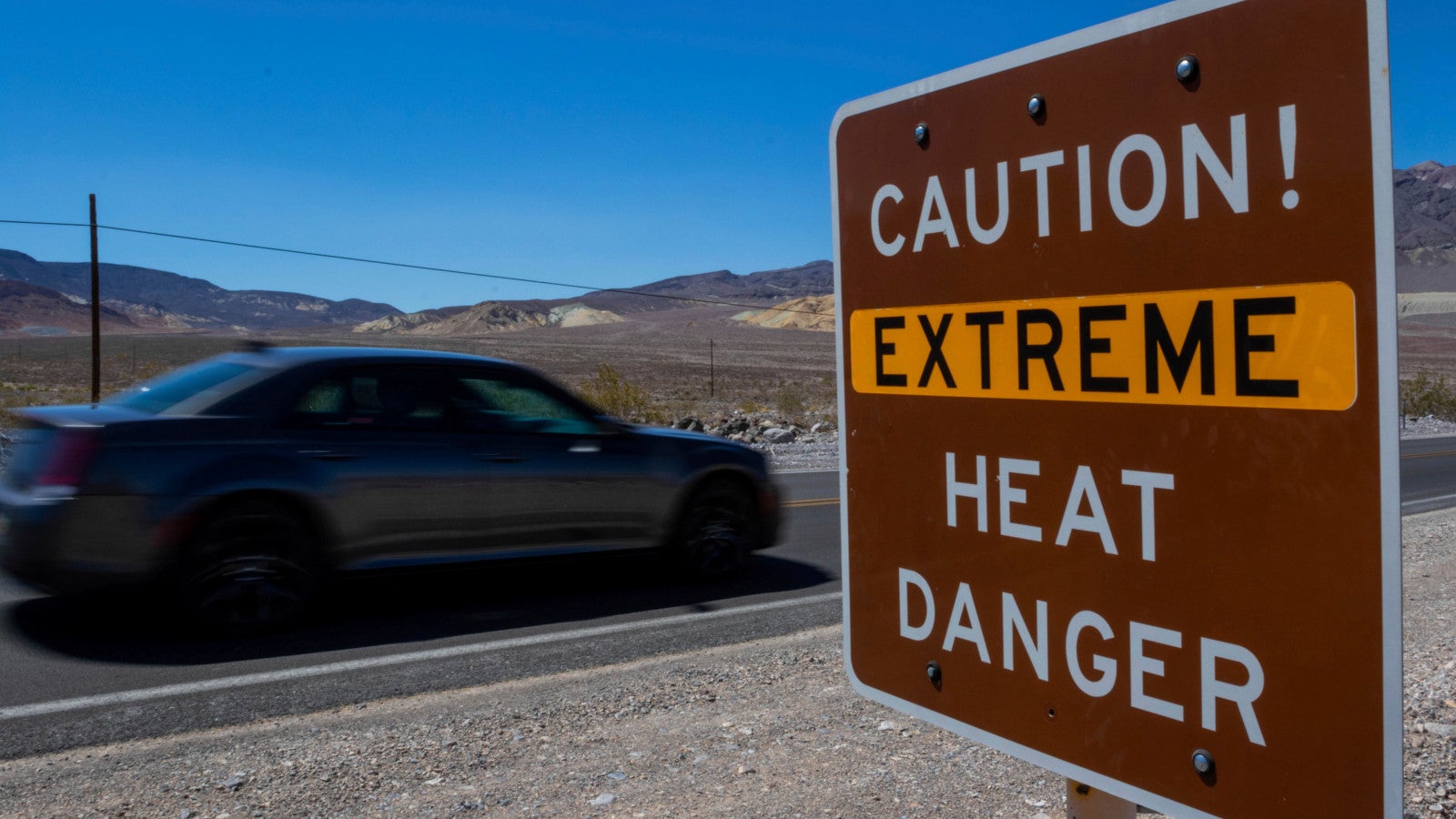 USA, Death Valley National Park: Ein Schild warnt vor extremer Hitze im Death Valley National Park, Kalifornien. Foto: Ty ONeil/AP/dpa