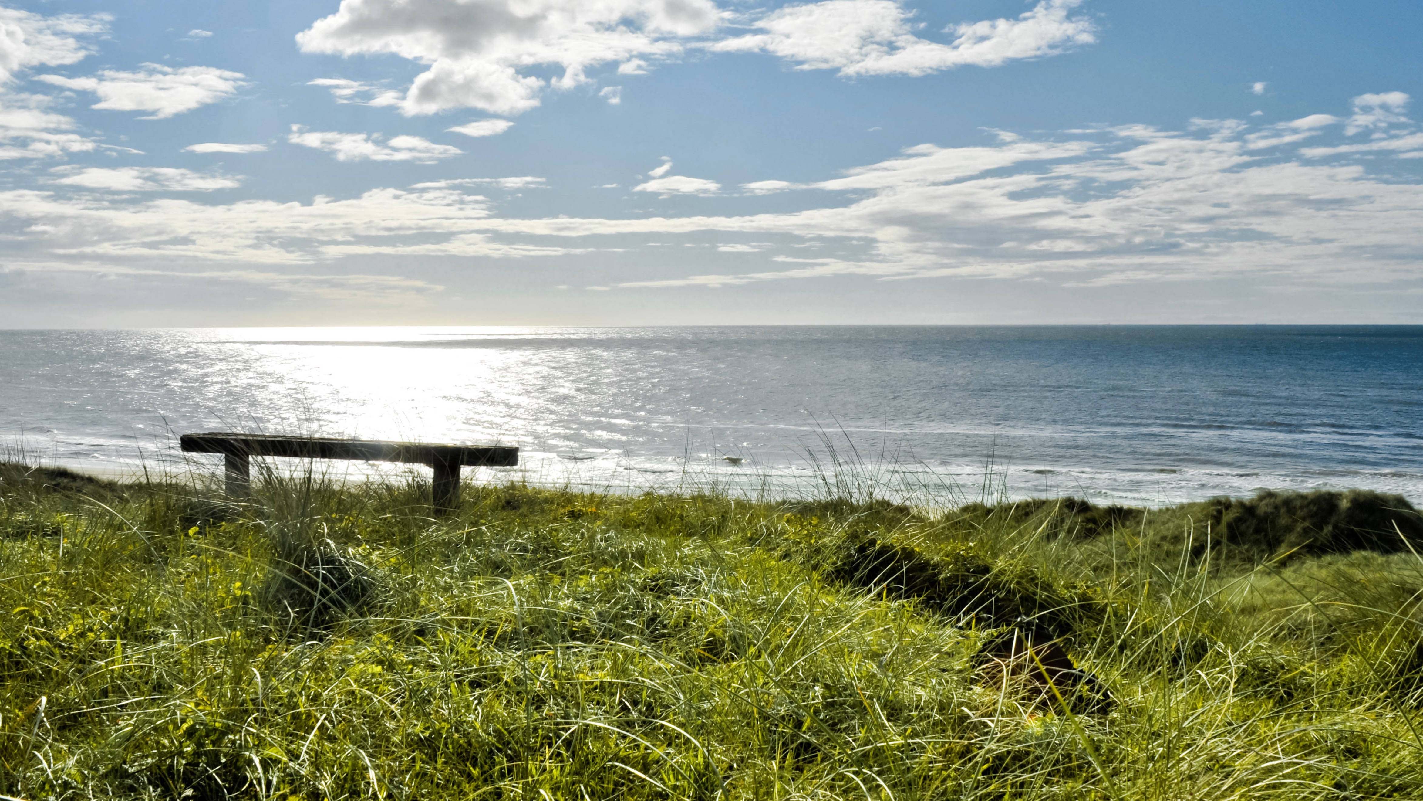 Sitzbank auf einem Deich an der Nordsee, Deutschland bench on a dyke at the North sea, Germany BLWS687066 *** Bench at a Dike to the North Sea, Germany Bench ON a Dyke AT The North sea, Germany BLWS687066 Copyright: xblickwinkel/S.xKoerberx