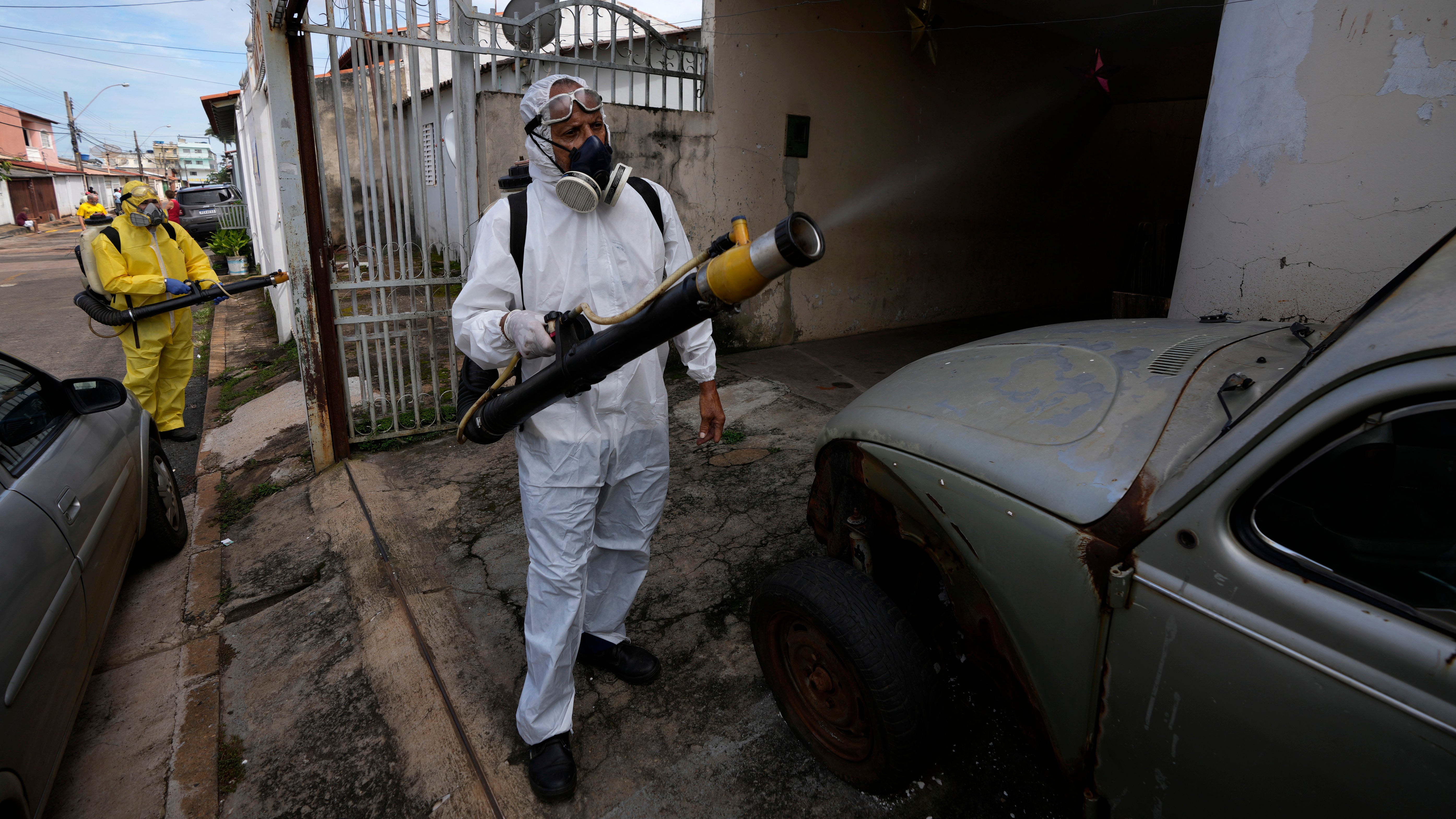 Mitarbeiter des &ouml;ffentlichen Gesundheitswesens verspr&uuml;hen am Freitag, den 16. Februar 2024, im brasilianischen Stadtteil Ceilandia Insektizide w&auml;hrend einer Ausr&auml;ucherungskampagne gegen Dengue-&uuml;bertragende Moskitos. (AP Photo/Eraldo Peres)