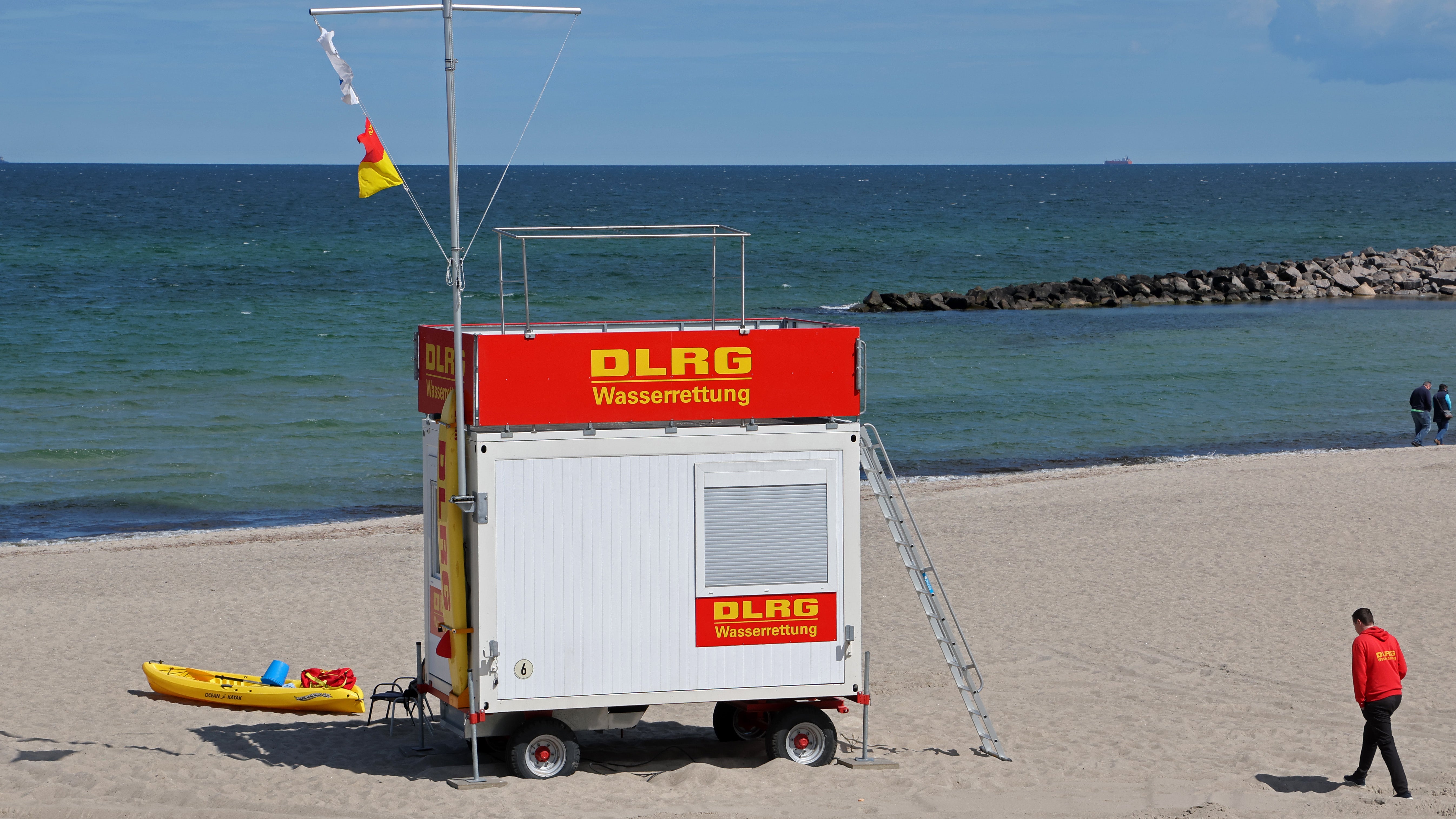 07.05.2025, Mecklenburg-Vorpommern, K&uuml;hlungsborn: Der mobile Turm der Rettungsschwimmer der Deutschen Lebens-Rettungs-Gesellschaft e.V. DLRG steht wieder am Ostseestrand und ist besetzt. (Bernd W&uuml;stneck/dpa)