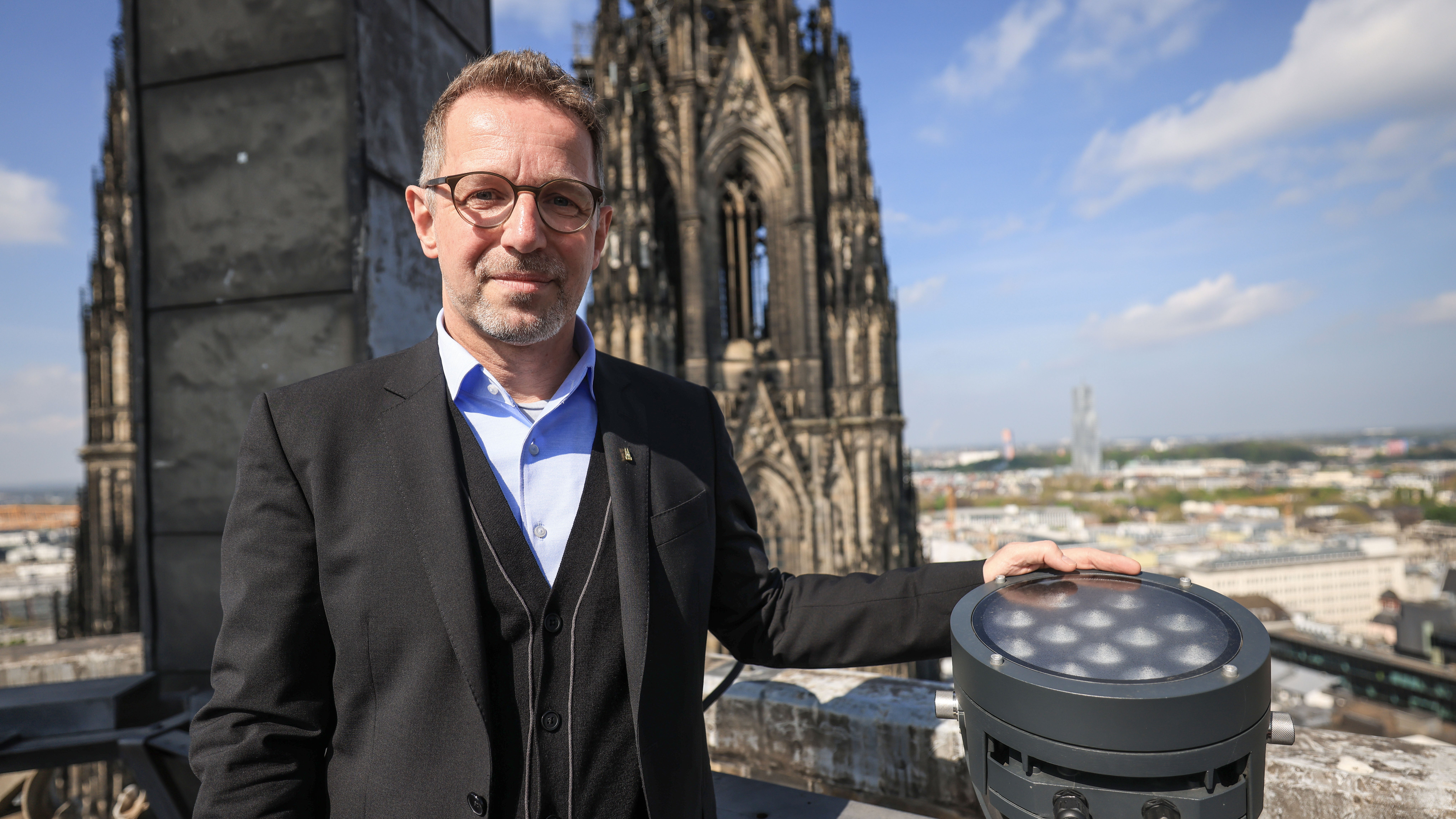 14.04.2025, Nordrhein-Westfalen, K&ouml;ln: Peter F&uuml;ssenich, Dombaumeister, steht im Vierungsturm neben einer neuen LED-Lampe. Der K&ouml;lner Dom wird von Ostersonntag an komplett neu angestrahlt. (Oliver Berg/dpa)