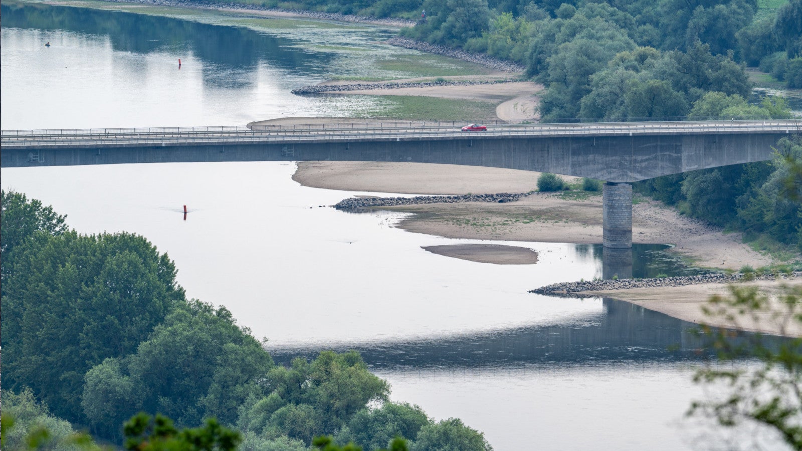 15.07.2026, Bayern, Pfelling: Der niedrige Wasserstand der Donau legt Sandb&auml;nke frei. Foto: Armin Weigel/dpa