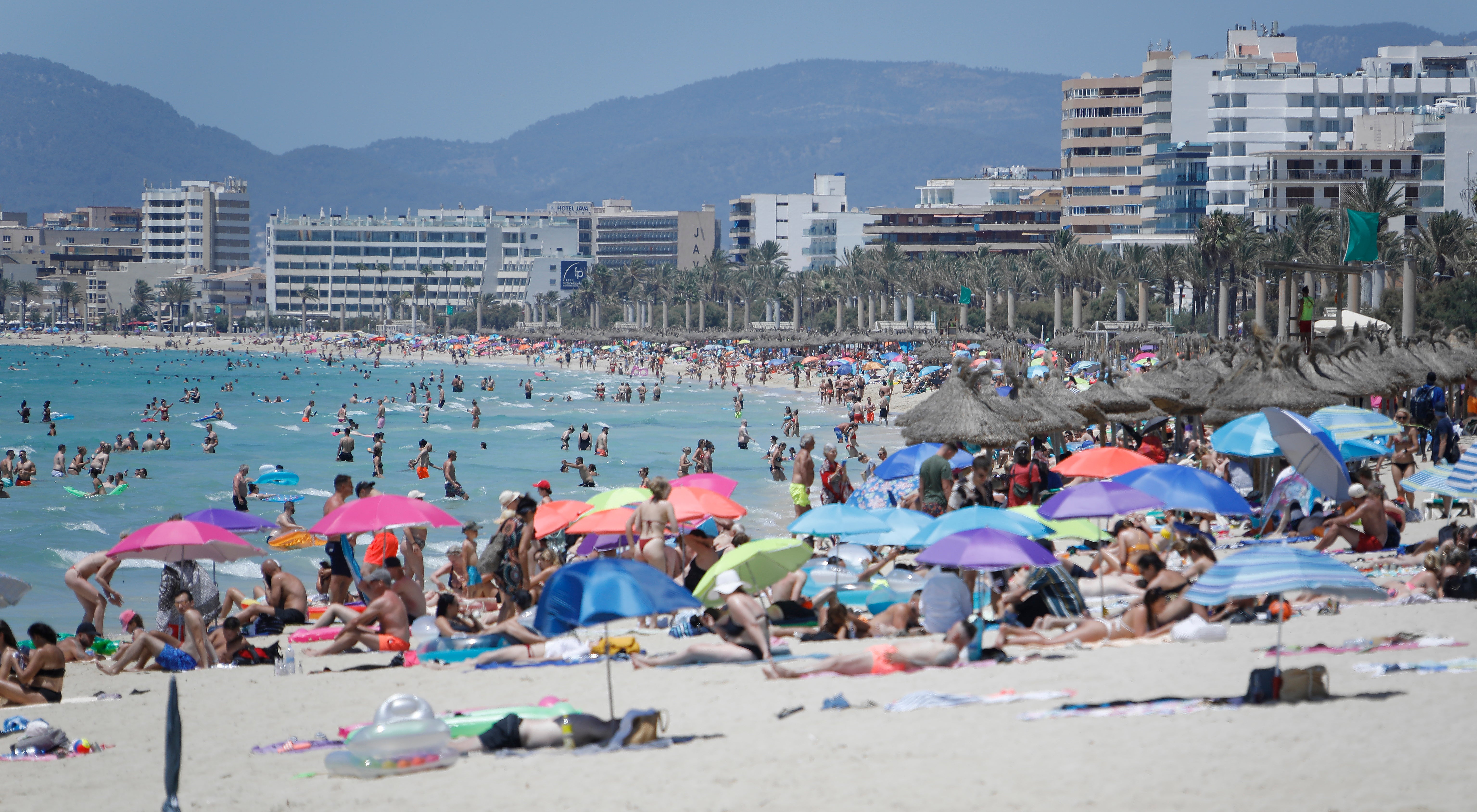 ARCHIV - 09.07.2021, Spanien, Palma de Mallorca: Touristen genie&szlig;en die Sonne am Strand von Arenal. (zu dpa: "Urlaub in Europa - Was geht und was nicht?") Foto: Clara Margais/dpa +++ dpa-Bildfunk +++