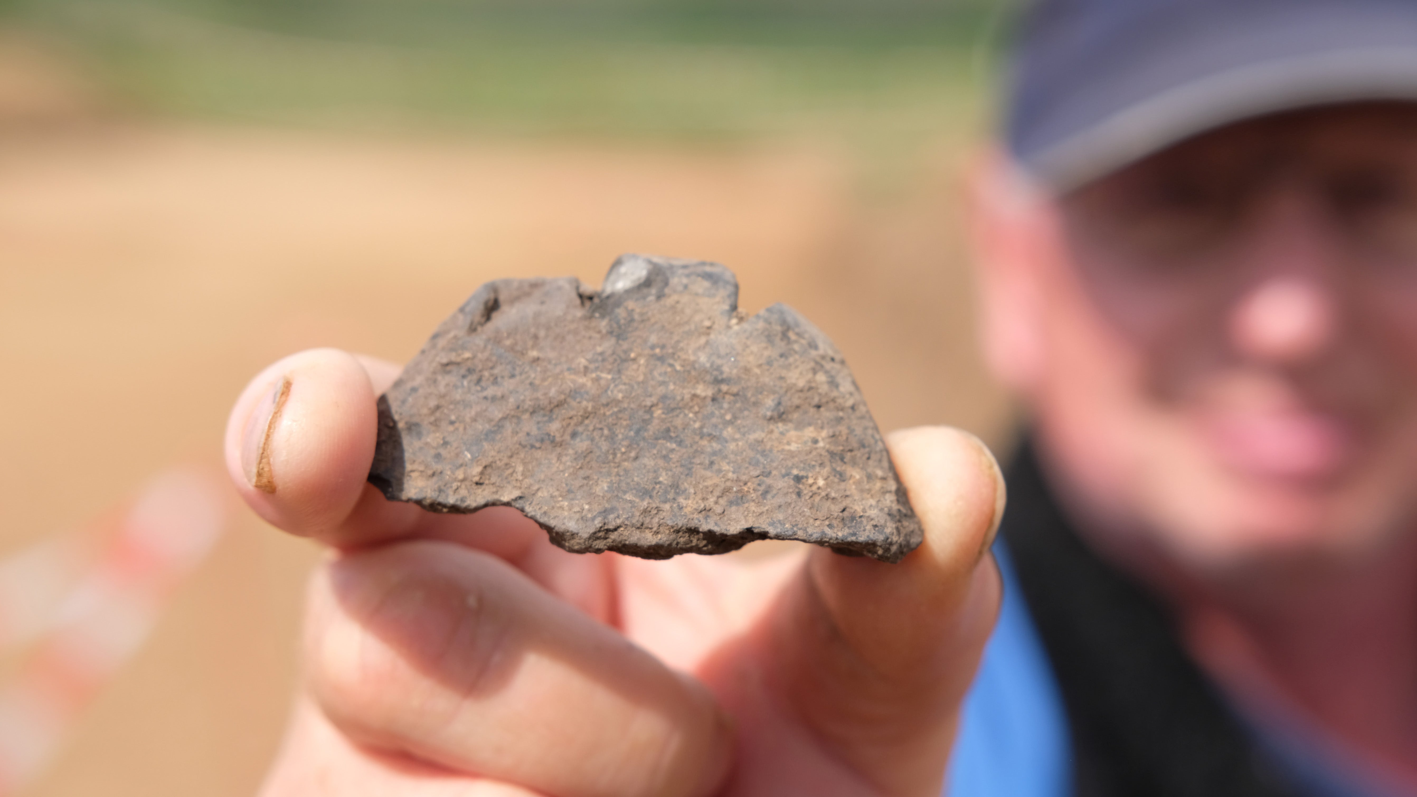 Ausgrabungsmitarbeiter Sieghard Linck h&auml;lt ein sogenanntes Idol-Fragment in der Hand. 