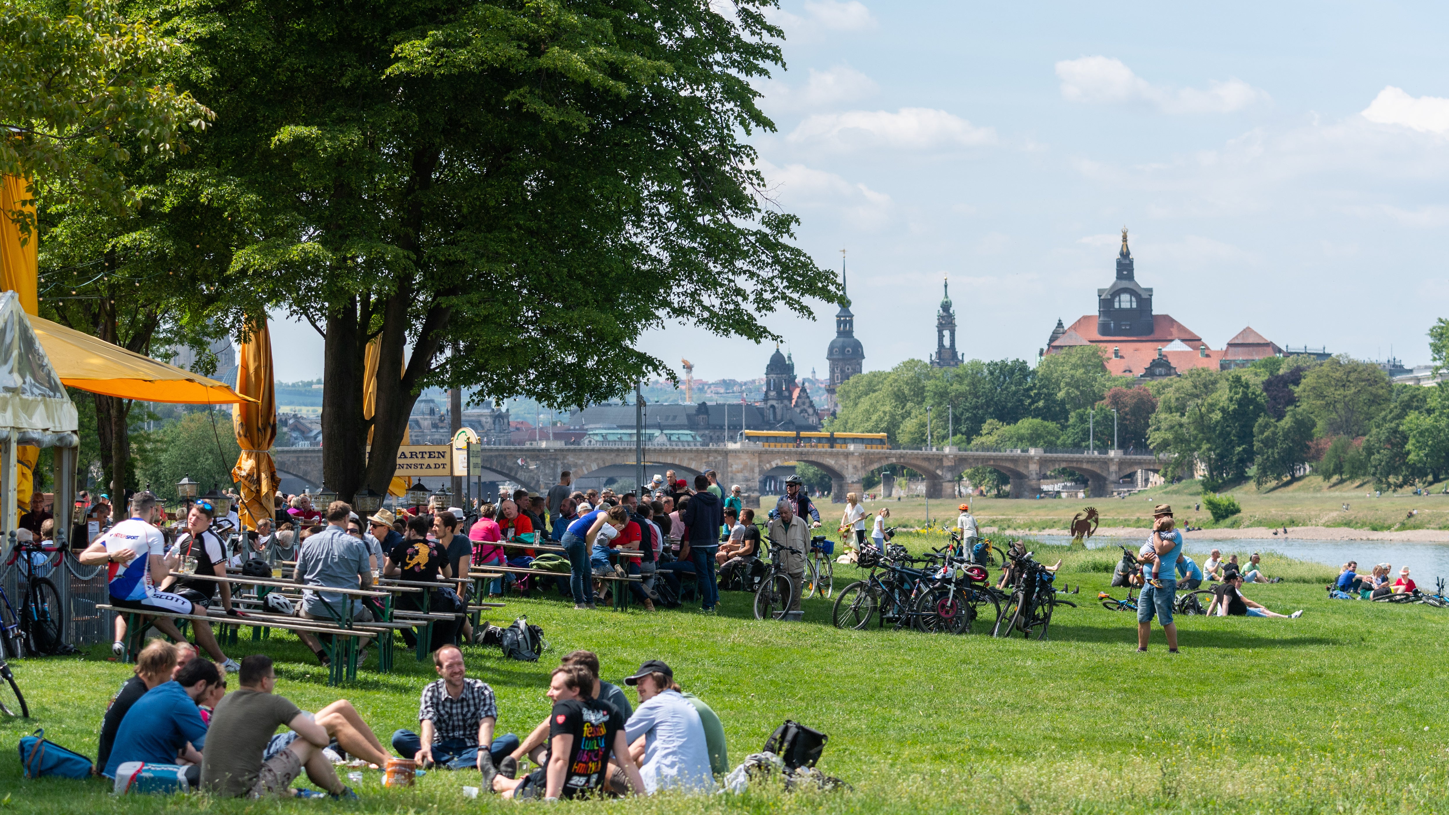 Trotz Coronavirus: Zahlreiche Besucher sitzen am Vatertag, auch Herrentag genannt,  in einem Dresdener Biergarten.