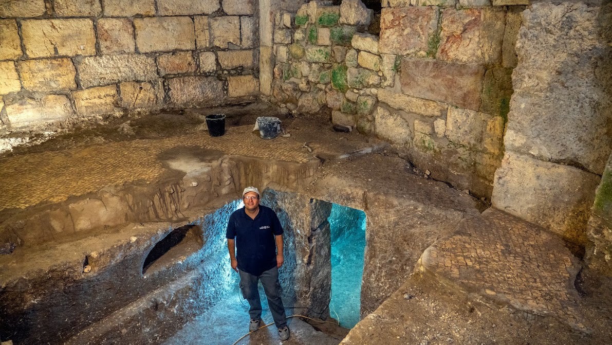 Jerusalem: Ausgrabungsleiter Barak Monnickendam-Givon steht in unterirdischen R&auml;umlichkeiten, die bei Ausgrabungen in einem Tunnel an der Klagemauer gefunden wurden.