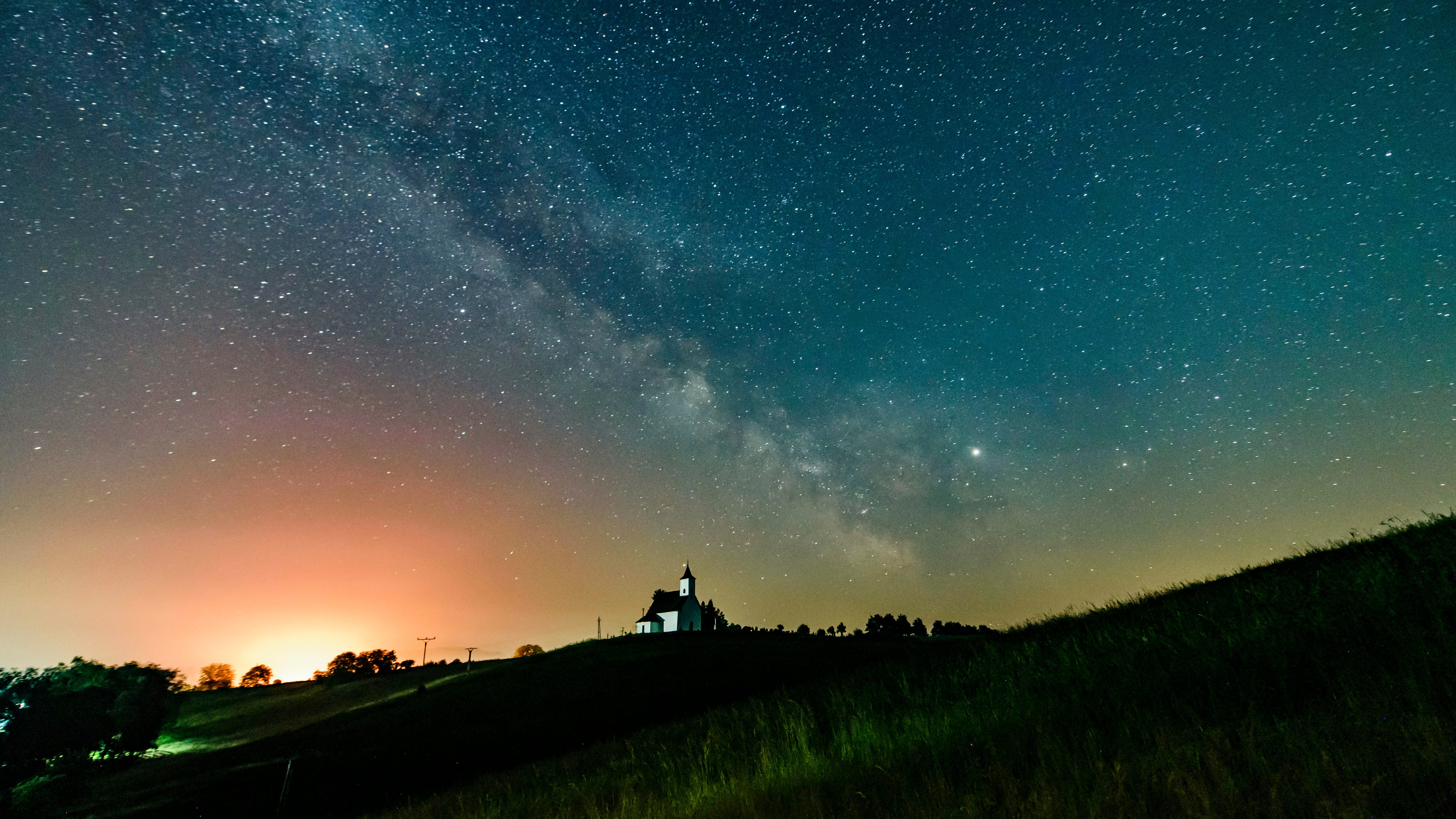Slowakei, Gemersky Jablonec: Die Milchstra&szlig;engalaxie und der Jupiter (r), fotografiert in der N&auml;he von Gemersky Jablonec (Gomoralmagy auf Ungarisch) in der S&uuml;dslowakei. 
