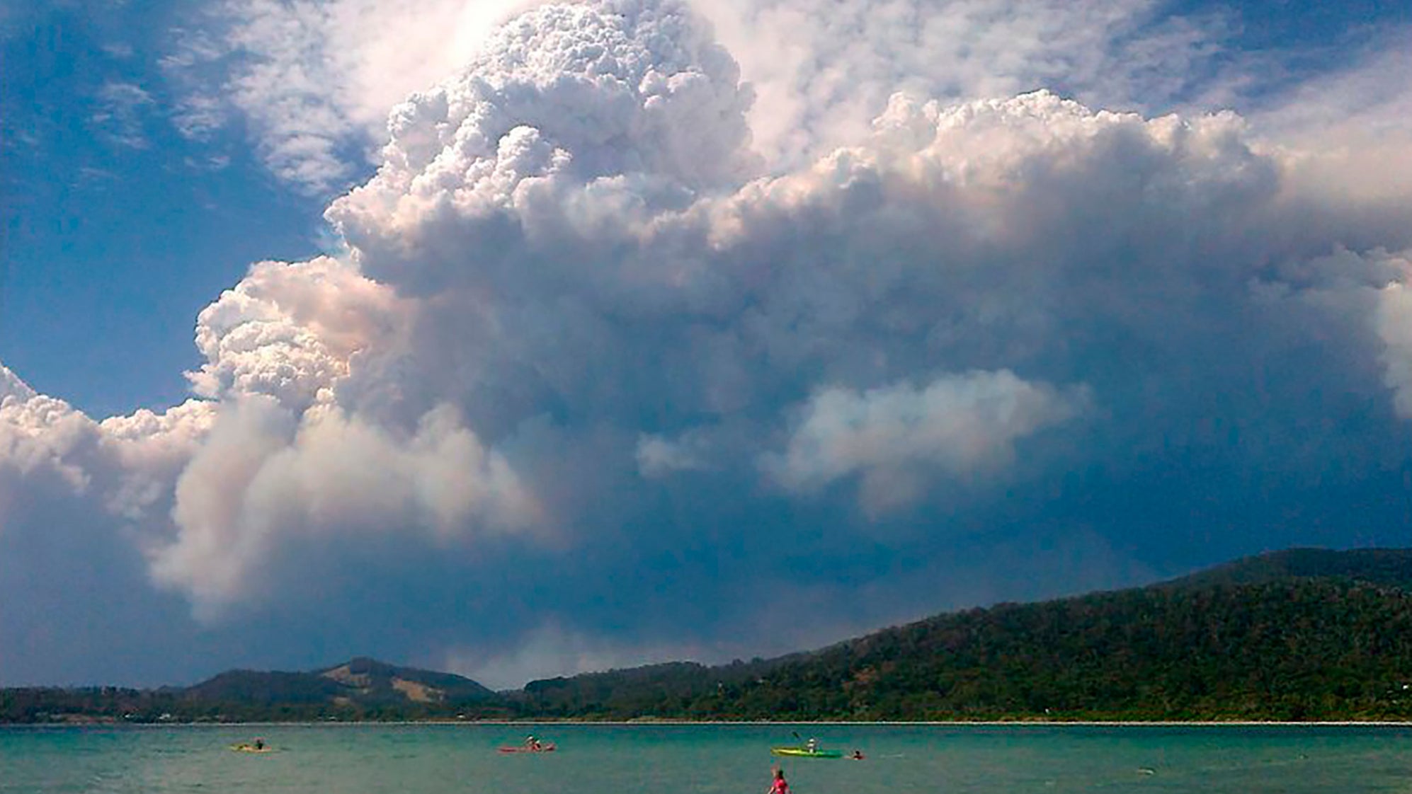 Auf einem Foto, das vom NSW Rural Fire Service ver&ouml;ffentlicht wurde, bildet sich ein vom Buschfeuer generiertes Gewitter &uuml;ber dem Currowan-Feuer am n&ouml;rdlichen Rand des Waldbrandgebietes in der N&auml;he von Nowra.
