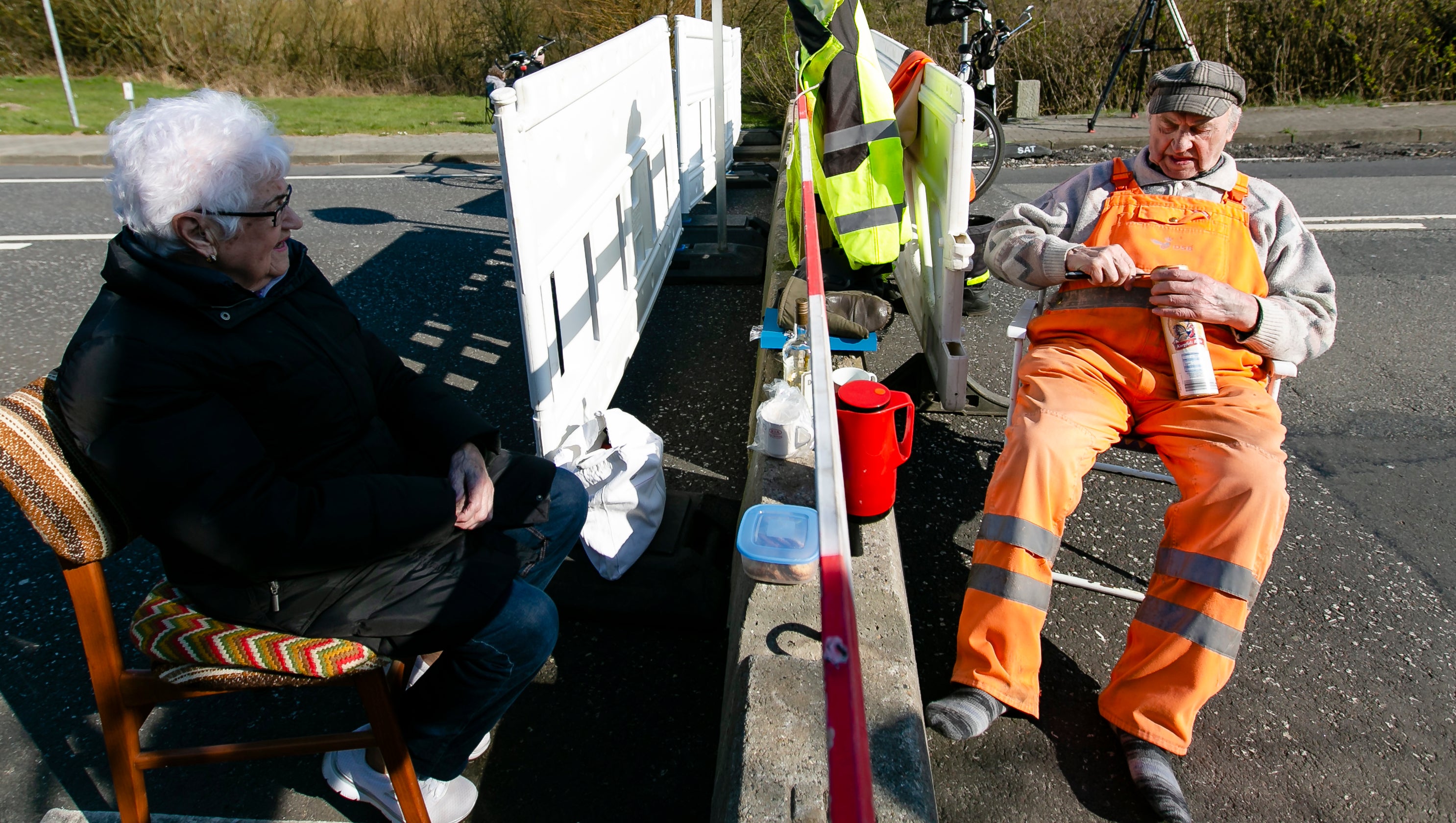 Aventoft: Karsten T&uuml;chsen Hansen (r) und die D&auml;nin Inga Rasmussen sitzen am deutsch-d&auml;nischen Grenz&uuml;bergang.