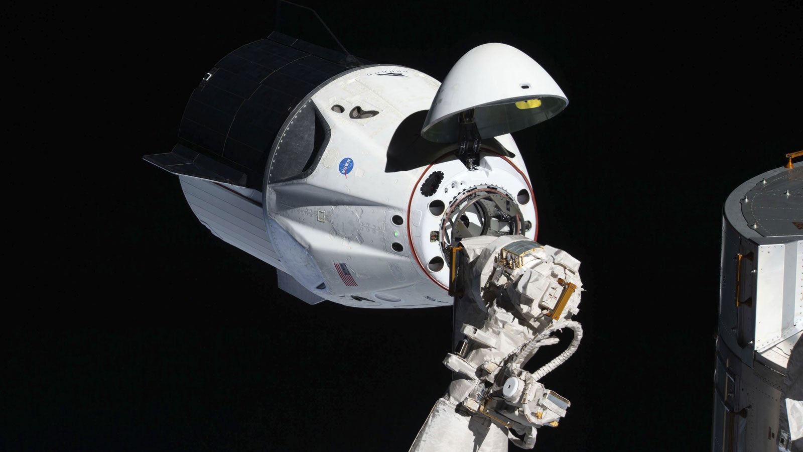 ---: Das unbesetzte Raumschiff ?SpaceX Crew Dragon? n?hert sich dem ?Harmony? Modul. Nach knapp neunj?hriger Pause sollen am 27.05.2020 erstmals wieder Astronauten von den USA aus zur ISS starten. Foto: -/NASA/AP/dpa +++ dpa-Bildfunk +++