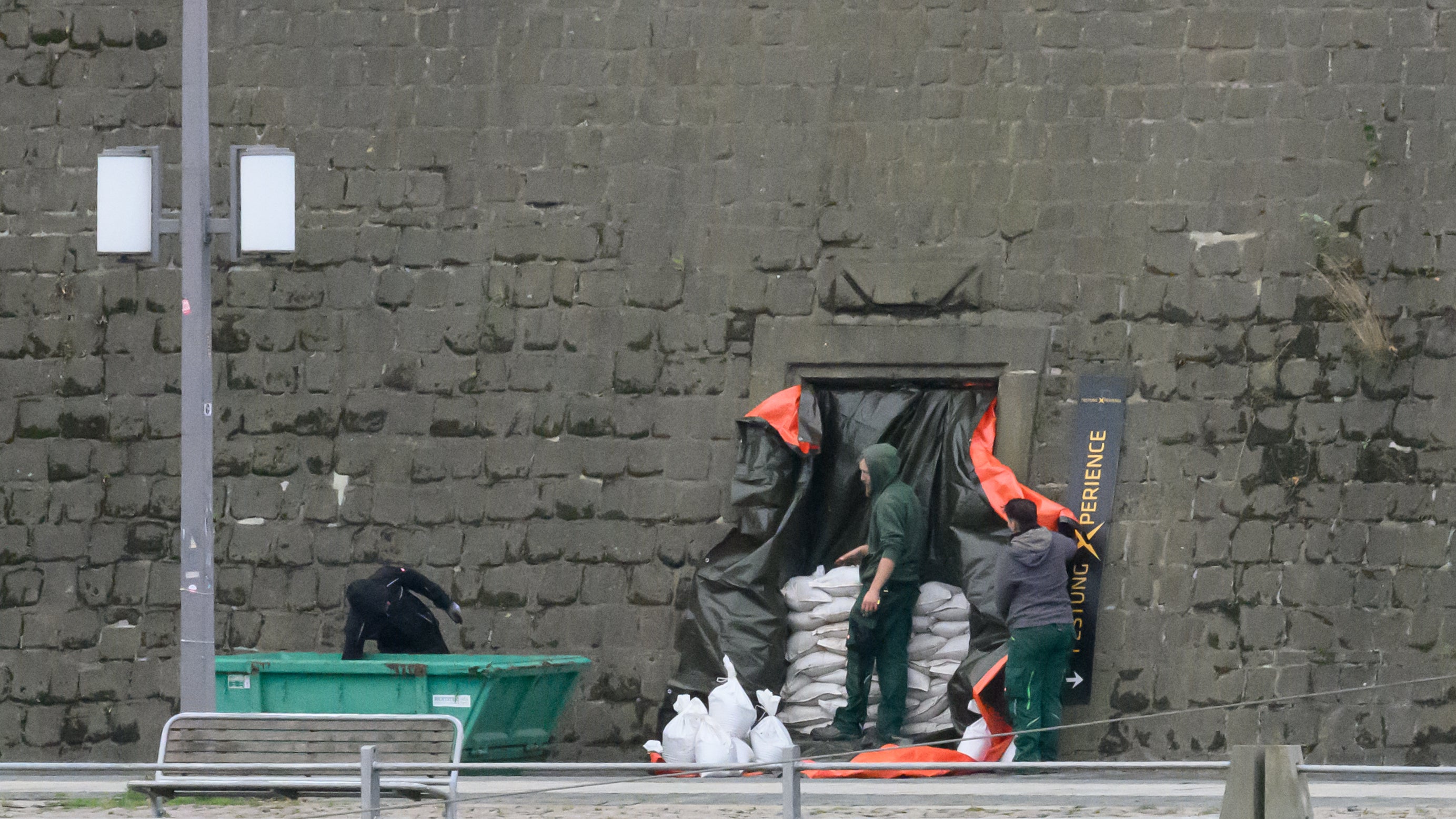 15.09.2024, Sachsen, Dresden: Ein Eingang zur Festung Dresden unter der Br&uuml;hlschen Terrasse am Terrassenufer wird zum Schutz vor Hochwasser mit Sands&auml;cken verbaut. (Robert Michael/dpa)