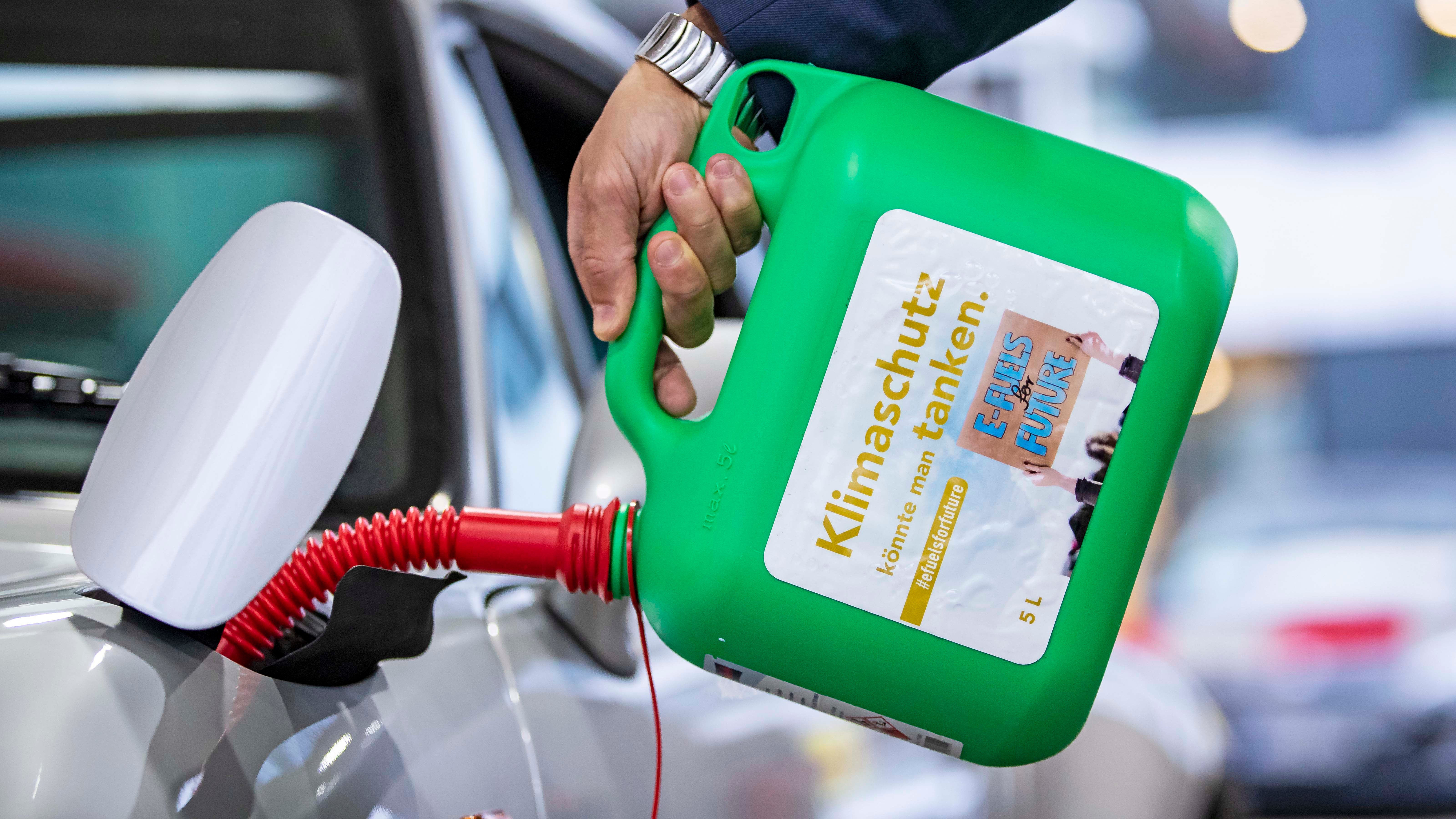 ARCHIV - 20.09.2021, Baden-W&uuml;rttemberg, Stuttgart: Ein Auto wird mit einem Kanister mit der Aufschrift &laquo;Klimaschutz k&ouml;nnte man Tanken - E-Fules for Future&raquo; an einer Tankstelle mit E-Fuel betankt. Die Gr&uuml;nen sehen einen&nbsp;Vorsto&szlig; von Finanzminister Christian&nbsp;Lindner (FDP) kritisch. Dieser hatte der&nbsp;Deutschen&nbsp;Presse-Agentur am Sonntag gesagt, er wolle die Steuern f&uuml;r mit sogenannten E-Fuels betriebenen Autos verg&uuml;nstigen. (zu dpa "Verkehrschaos der Ampel-Regierung: N&auml;chster Streit um E-Fuels droht") Foto: Tom Weller/dpa +++ dpa-Bildfunk +++