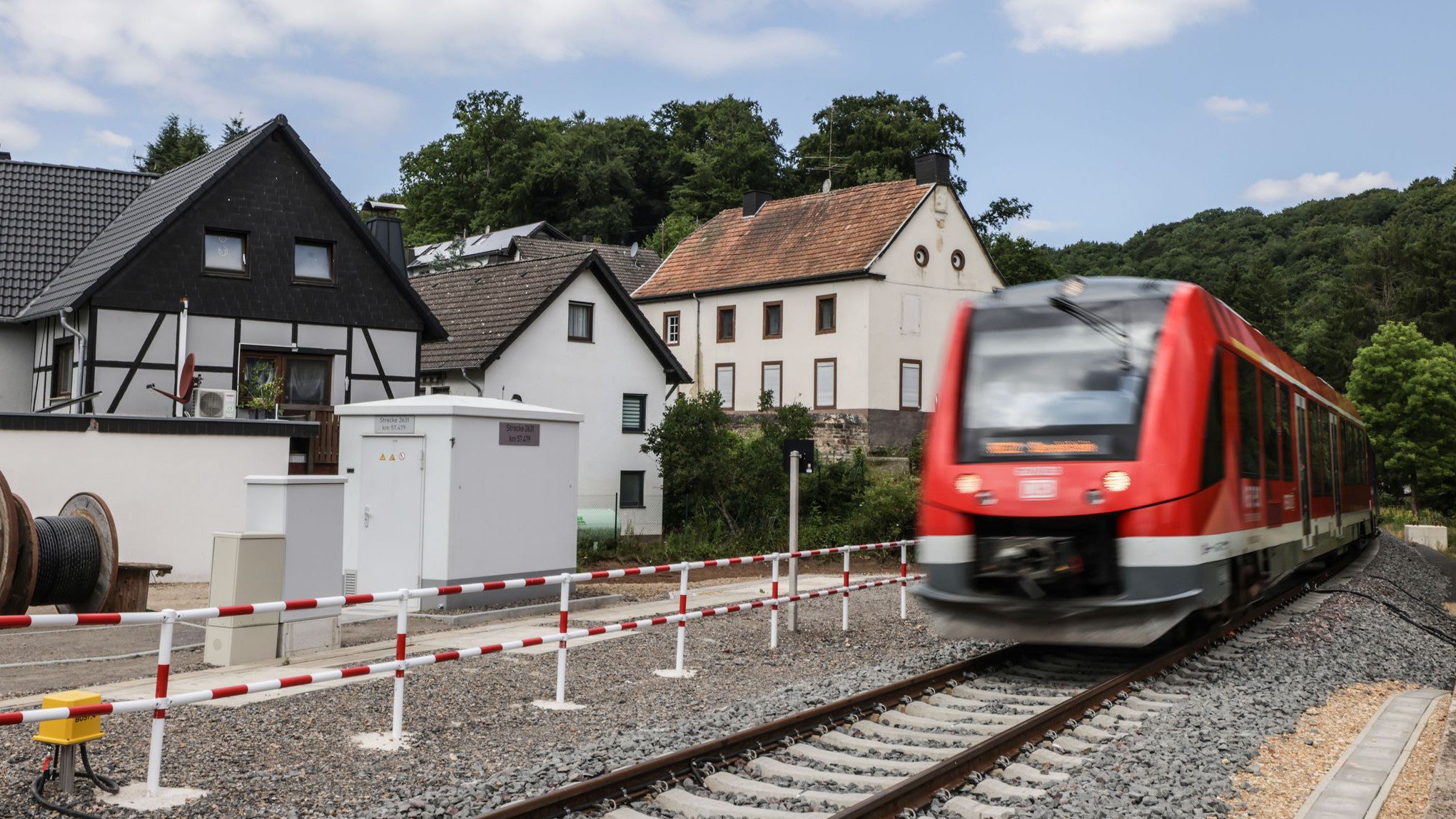 Nach knapp vier Jahren Stillstand wegen der Flutsch&auml;den rollt die Eifel-Bahn zumindest auf einem Teilst&uuml;ck wieder zwischen H&uuml;rth, Euskirchen und Gerolstein. Die Linie wird vor allem von Pendlern und Touristen genutzt. (Foto: Oliver Berg/dpa)

