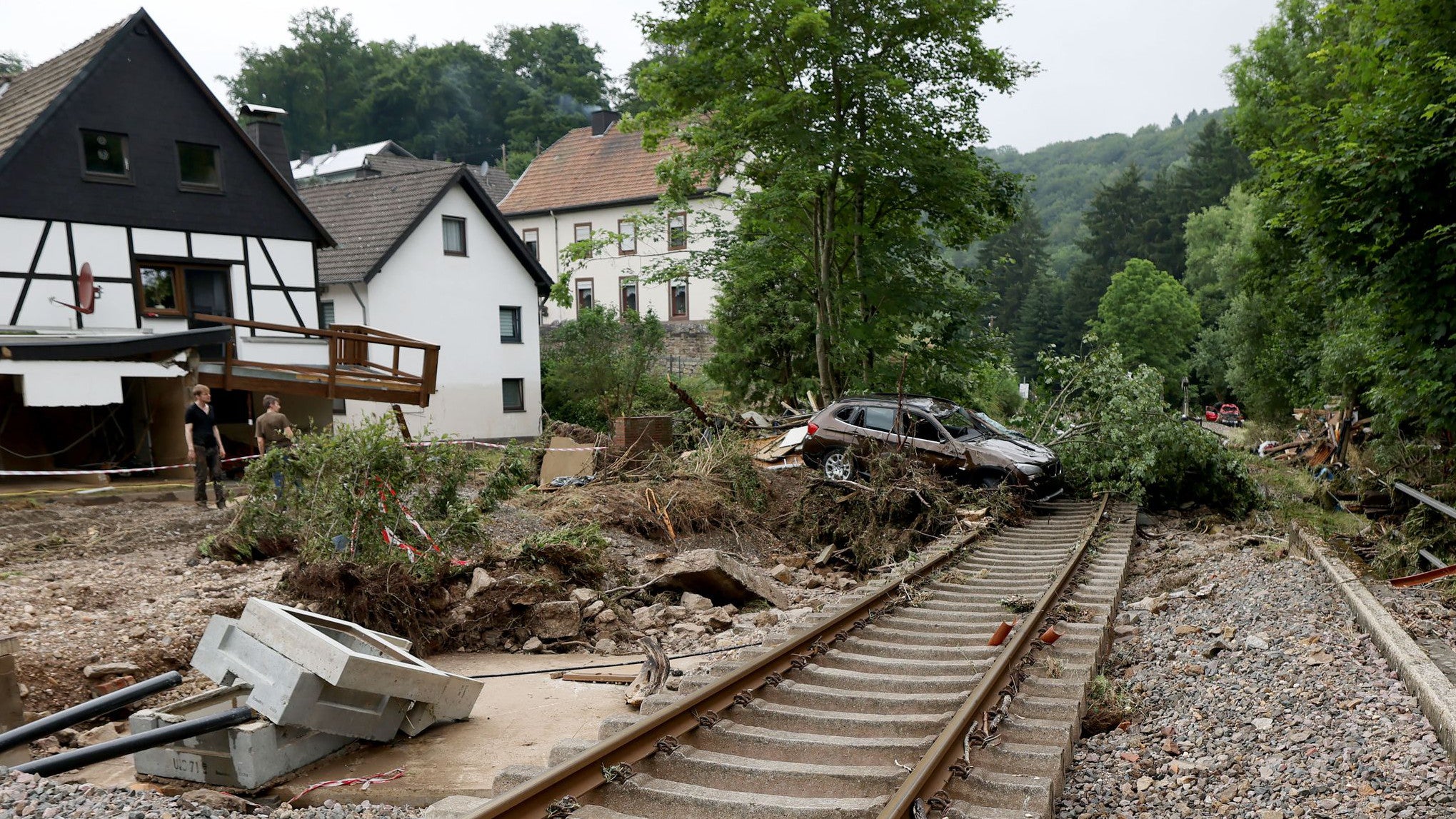 Die Wassermassen hatten Gleise untersp&uuml;lt, Schienen herausgerissen und den Schienenverkehr zeitweise lahmgelegt (Oliver Berg/dpa)