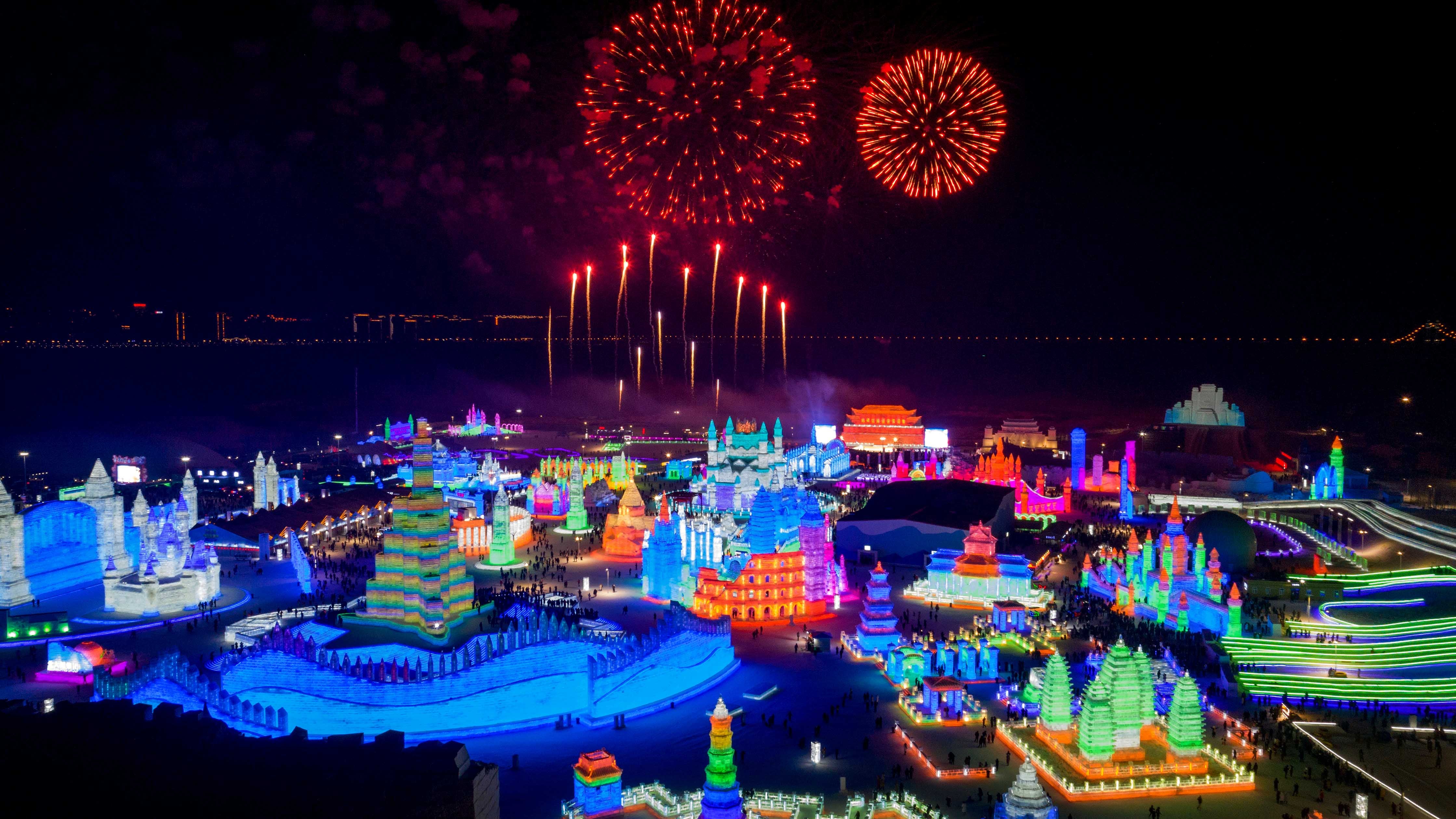 In Harbin, einer Stadt in Nordchina, findet j&auml;hrlich das internationale Eis &ndash; und Schneesfestival statt. Auf einem riesigen Areal bauen K&uuml;nstler Anfang Januar eine m&auml;rchenhafte Eiswelt. Lebensgro&szlig;e Schl&ouml;sser und Kathedralen leuchten bei Nacht in allen Farben. Je nach Wetterbedingungen dauert das Event etwa bis Februar. 
