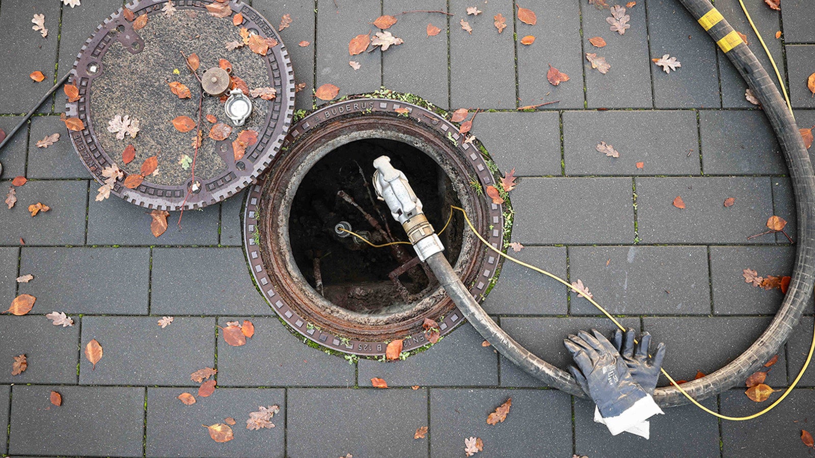 ARCHIV - 09.11.2021, Schleswig-Holstein, Itzehoe: Ein Schlauch f&uuml;r die Heiz&ouml;llieferung an einen Kunden in einem Mehrfamilienhaus ist am F&uuml;llstutzen eines Erdtanks befestigt. Die gestiegenen Energiekosten werden nach Einsch&auml;tzung von Verbrauchersch&uuml;tzern bei vielen Mietern mit der Nebenkostenabrechnung nur verz&ouml;gert ankommen. Die gro&szlig;e Preiswende bei Strom und Gas habe es erst zum Jahreswechsel gegeben. Auch Vermieter, die ihren &Ouml;ltank in diesem Jahr gef&uuml;llt h&auml;tten, g&auml;ben die Mehrkosten erst mit der Abrechnung im kommenden Jahr weiter. Foto: Christian Charisius/dpa +++ dpa-Bildfunk +++