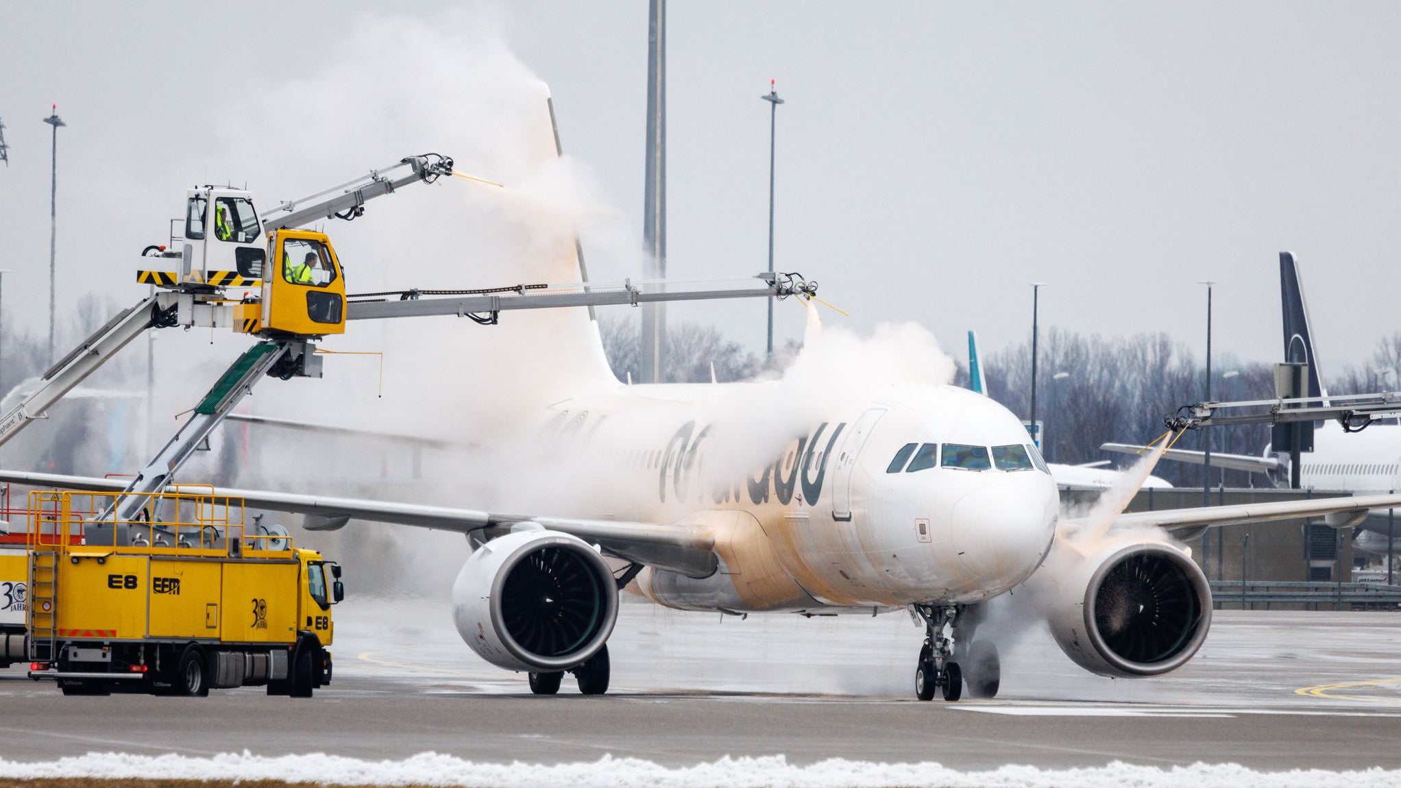 17.01.2024, Bayern, M&uuml;nchen: Ein Flugzeug wird kurz vor dem Start nahe der Startbahn auf dem Taxiway am M&uuml;nchner Flughafen enteist. (Matthias Balk/dpa)
