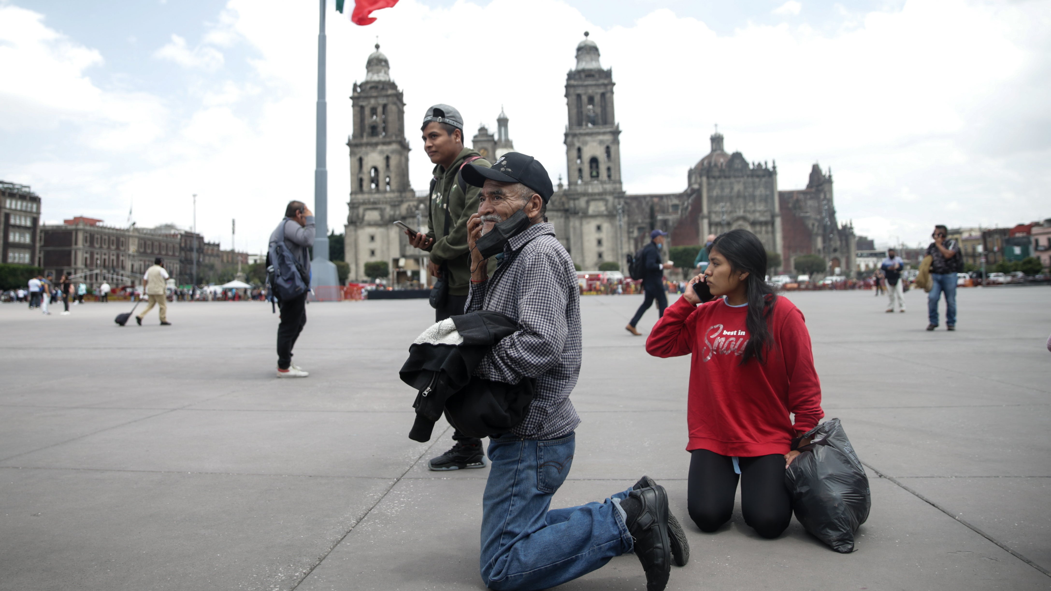 19.09.2022, Mexiko, Mexiko-Stadt: Menschen telefonieren, nachdem sie einen Erdbebenalarm auf dem Zocalo-Platz geh&ouml;rt haben. Der 19. September ist in Mexiko ein trauriges Datum. Am 19.09.2017 bebte die Erde in Mexiko wieder - 369 Menschen starben, davon 228 in Mexiko-Stadt. Am 19.09.2022 hat ein Erdbeben die zentrale Pazifikk&uuml;ste Mexikos wieder ersch&uuml;ttert. Foto: Francisco Canedo/XinHua/dpa +++ dpa-Bildfunk +++

