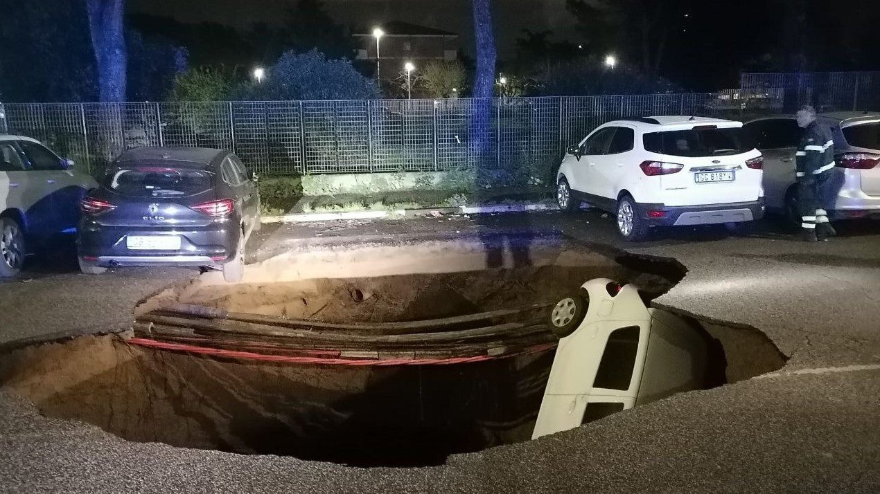 28.03.2024, Italien, Rom: Autos liegen in einem riesigen Erdloch. (Polizia Roma Capitale/dpa)