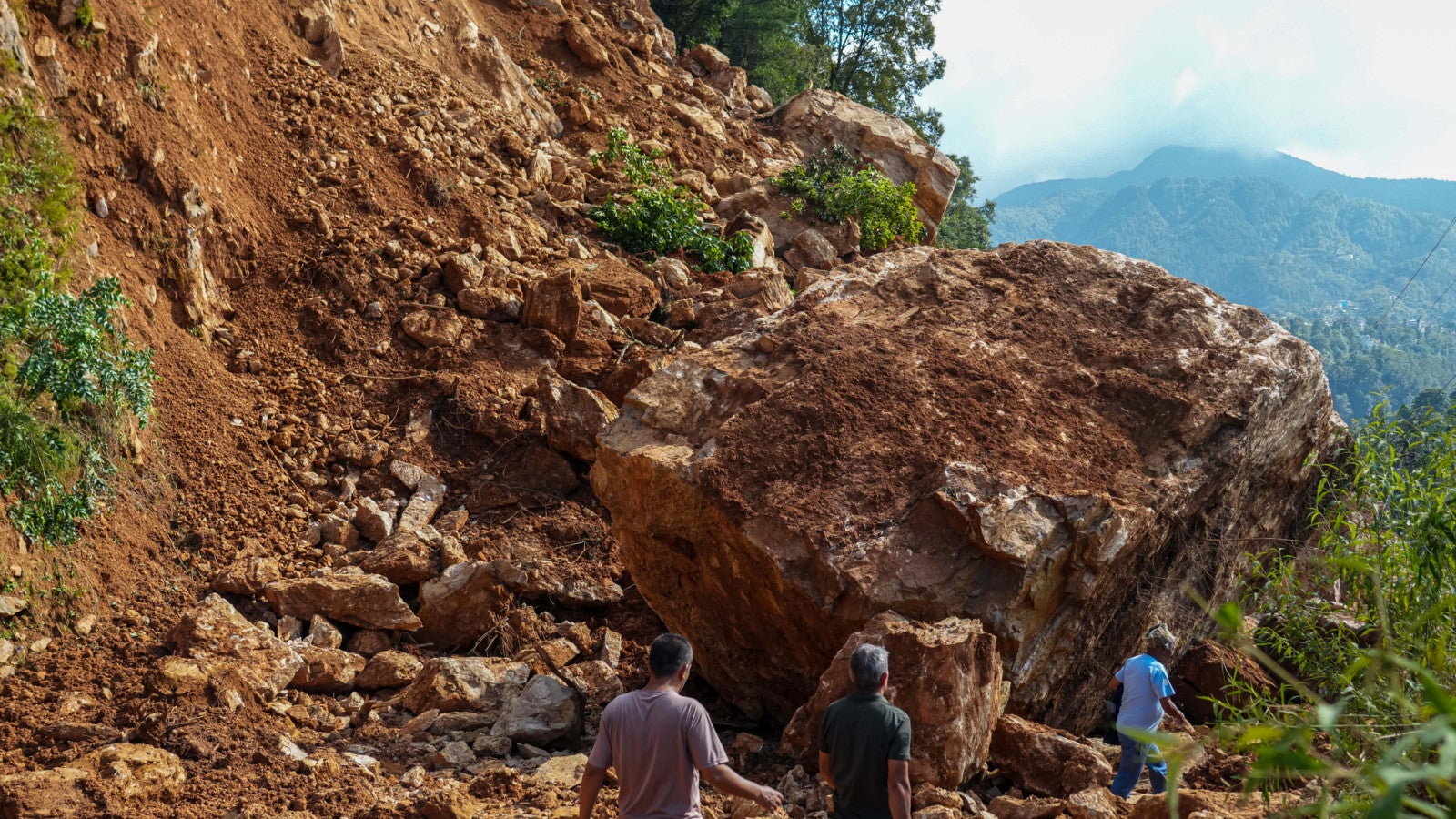 29.09.2026, Nepal, Lalitpur: Felsbrocken und Ger&ouml;ll eines Erdrutsches blockieren nach starken Regenf&auml;llen den Abschnitt Tikabhairab der Kanti-Autobahn in der Region Bagmati. Der Erdrutsch bedeckte die Fahrbahn mit Schlamm und Ger&ouml;ll und legte den Verkehr auf dieser Strecke lahm. Foto: Ap Tolang/Nexpher via ZUMA Press Wire/dpa