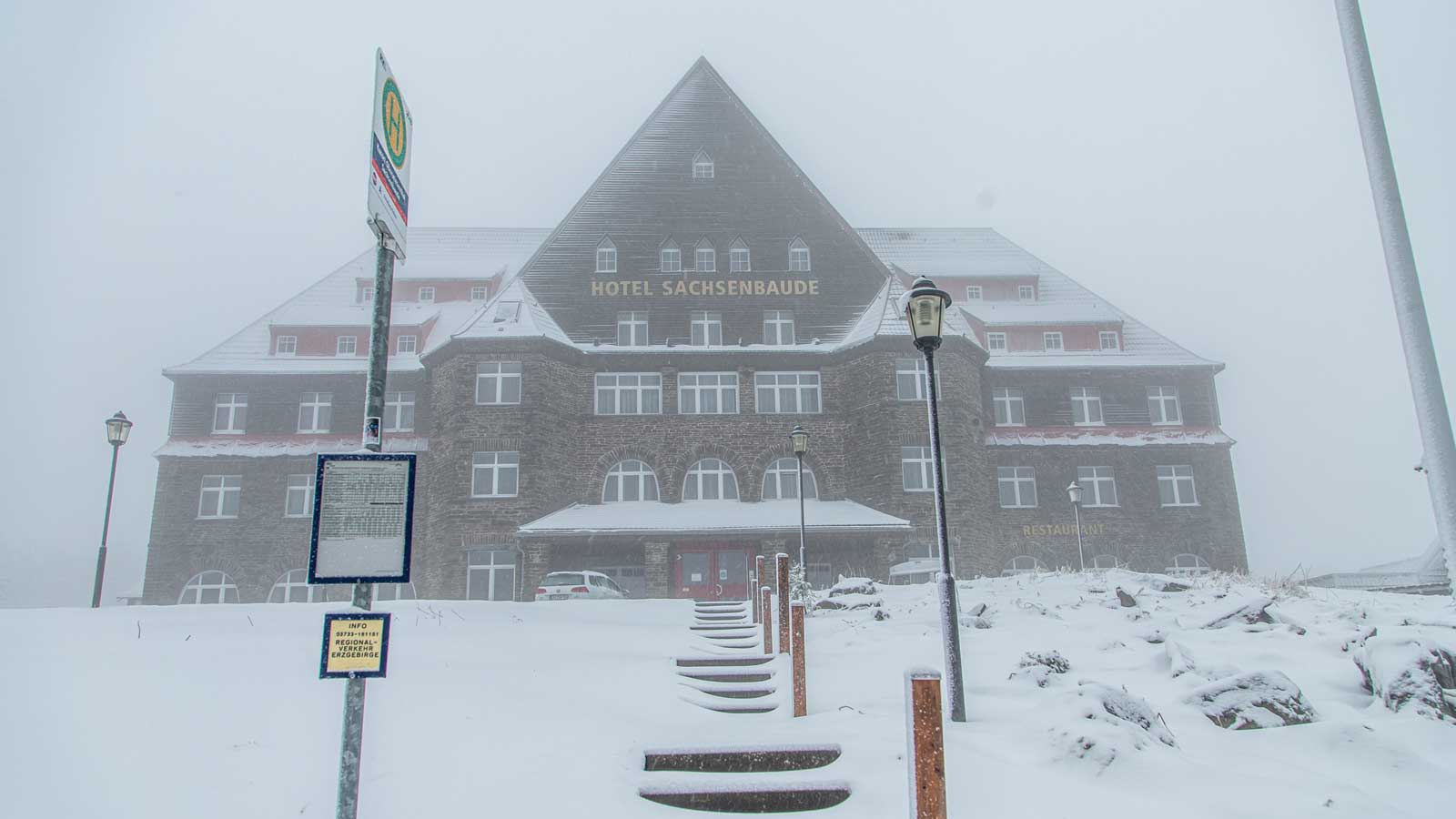 02.05.2021, Sachsen, Fichtelberg: Neuschnee liegt auf dem Fichtelberg um das Hotel Sachsenbaude nach einem Wintereinbruch. Foto: Andr&eacute; M&auml;rz/ErzgebirgsNews/dpa 