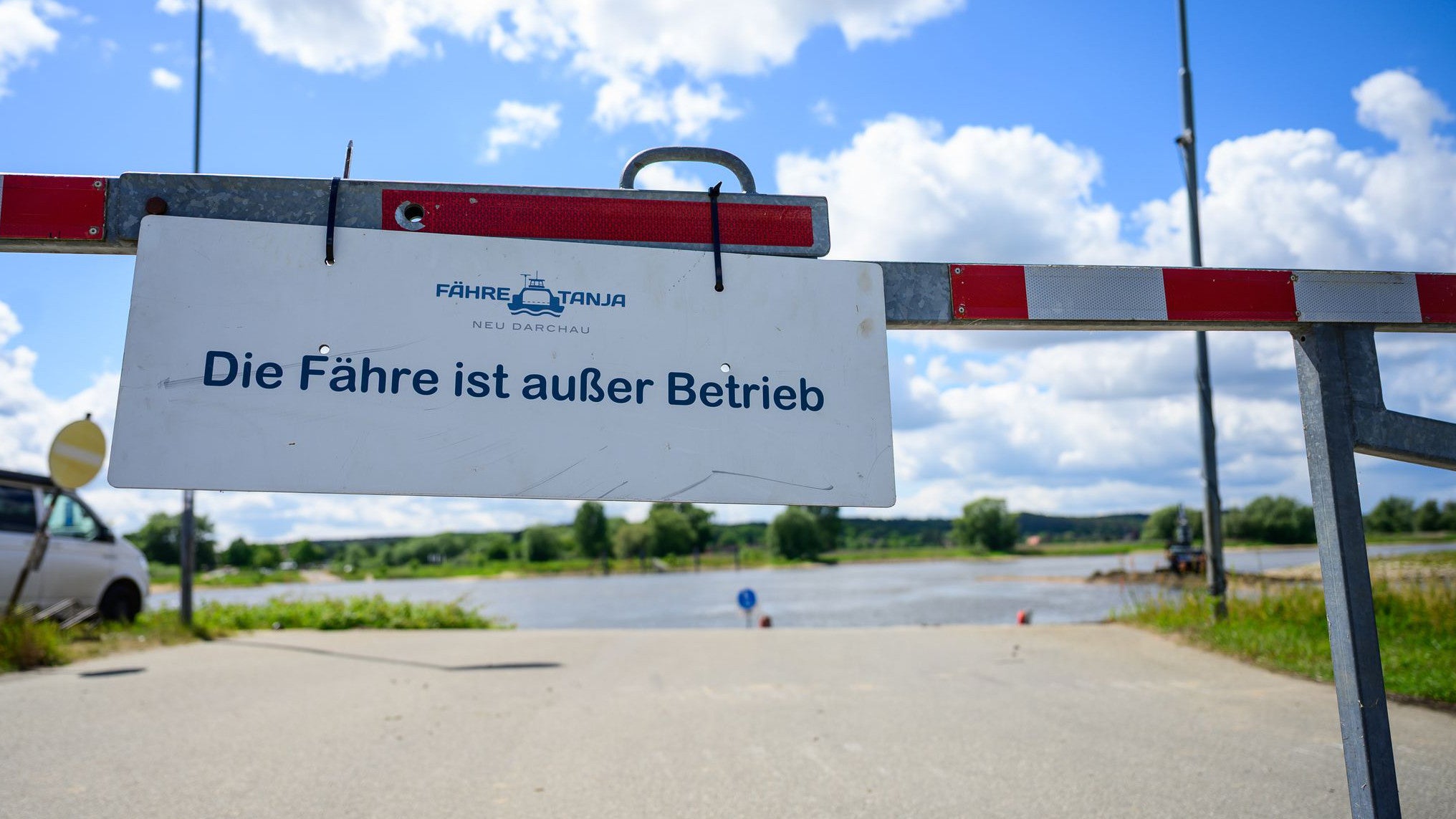 23.05.2025, Niedersachsen, Darchau: &bdquo;Die F&auml;hre ist au&szlig;er Betrieb&ldquo; steht auf einem Schild am F&auml;hranleger (Philipp Schulze/dpa)