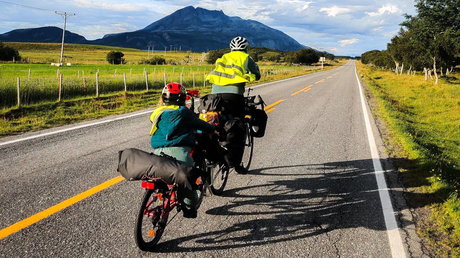 ACHTUNG: Nur zur redaktionellen Verwendung im Zusammenhang mit der aktuellen Berichterstattung und nur mit vollst&auml;ndiger Nennung des vorstehenden Credits

04.08.2023, Norwegen, Haugland: Die Autorin Jasmin B&ouml;hm ist auf ihrer Fahrt zum Nordkap zu sehen, die sie mit ihrem Sohn auf dem Fahrrad absolvierte. (Jasmin B&ouml;hm/-/dpa)
