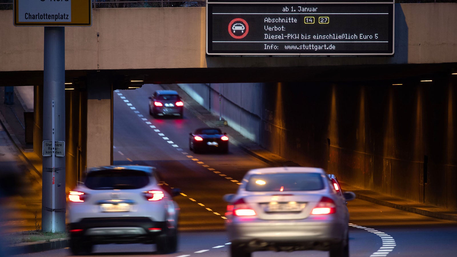 24.12.2019, Baden-W&uuml;rttemberg, Stuttgart: Eine Anzeige weist auf ein Fahrverbot f&uuml;r Euro 5-Dieselautos auf Abschnitten der B14 und B27 hin. Zum Jahreswechsel wird das Fahrverbot f&uuml;r Dieselautos in der baden-w&uuml;rttembergischen Landeshauptstadt ausgeweitet. Auch Autos mit der Euronorm 5 d&uuml;rfen ab Anfang Januar nicht mehr auf vier gro&szlig;en Ein- und Ausfahrtstrecken fahren. Foto: Marijan Murat/dpa +++ dpa-Bildfunk +++