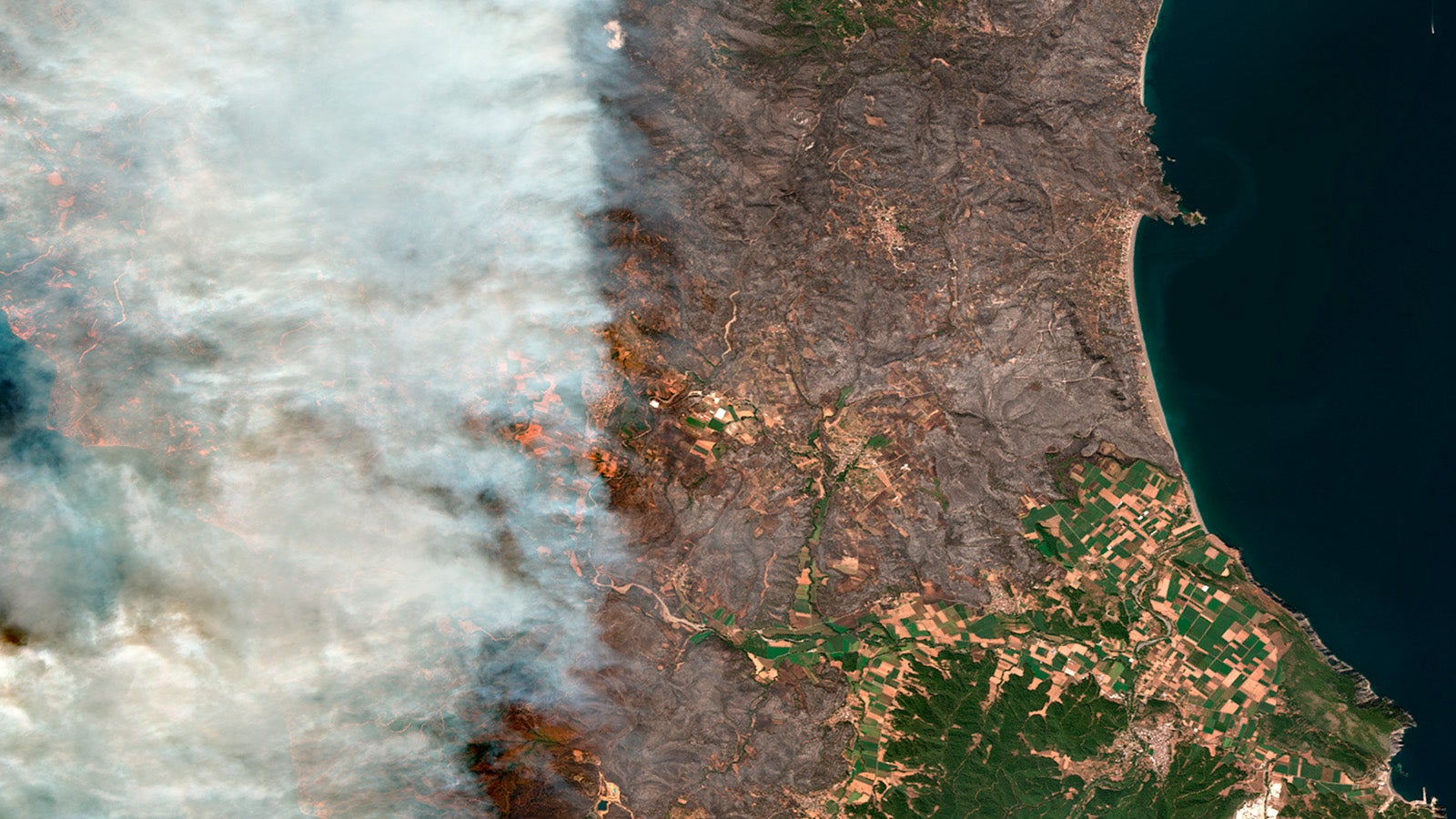 HANDOUT - 08.08.2021, Griechenland, ---: Dieses von Maxar Technologies zur Verf&uuml;gung gestellte Satellitenbild zeigt Waldbr&auml;nde n&ouml;rdlich von Athen auf der griechischen Insel Eub&ouml;a. Die Lage der von den Waldbr&auml;nden bedrohten Regionen wird immer bedrohlicher: Auf der griechischen Insel Eub&ouml;a stehen auch am siebten Tag gewaltige Waldfl&auml;chen in Flammen, die Br&auml;nde breiten sich unkontrolliert aus. Foto: Satellite Image &copy;2021 Maxar Tec/Maxar Technologies/AP/dpa - ACHTUNG: Nur zur redaktionellen Verwendung und nur mit vollst&auml;ndiger Nennung des vorstehenden Credits +++ dpa-Bildfunk +++