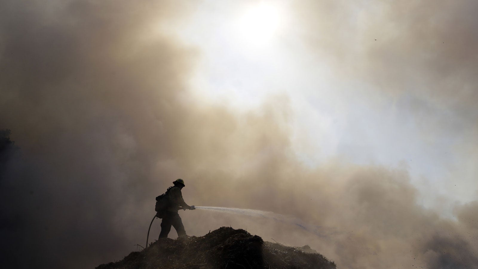 dpatopbilder - 13.10.2019, USA, Newhall: Feuerwehrmann Randy Lenain vom Los Angeles Fire Department bei den L&ouml;scharbeiten eines Lauffeuers. Tausende Menschen sind in S&uuml;dkalifornien auf der Flucht vor Waldbr&auml;nden. Die von heftigen Winden angefachten Flammen rund 40 Kilometer n&ouml;rdlich von Los Angeles breiteten sich am Freitag rasch &uuml;ber eine Fl&auml;che von 30 Quadratkilometern aus. Foto: Marcio Jose Sanchez/AP/dpa +++ dpa-Bildfunk +++