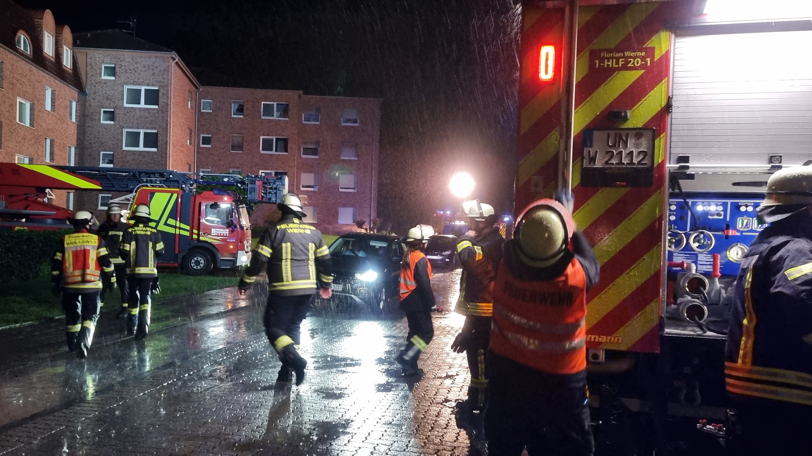 Nordrhein-Westfalen, Werne: Die von der Freiwilligen Feuerwehr Werne zur Verf&uuml;gung gestellte Aufnahme zeigt Rettungskr&auml;fte im Einsatz. Bei str&ouml;mendem Regen hat die Feuerwehr in Werne (Kreis Unna) eine vom Balkon gest&uuml;rzte Katze aus einer Dachrinne befreit. (Freiwillige Feuerwehr Werne/dpa)