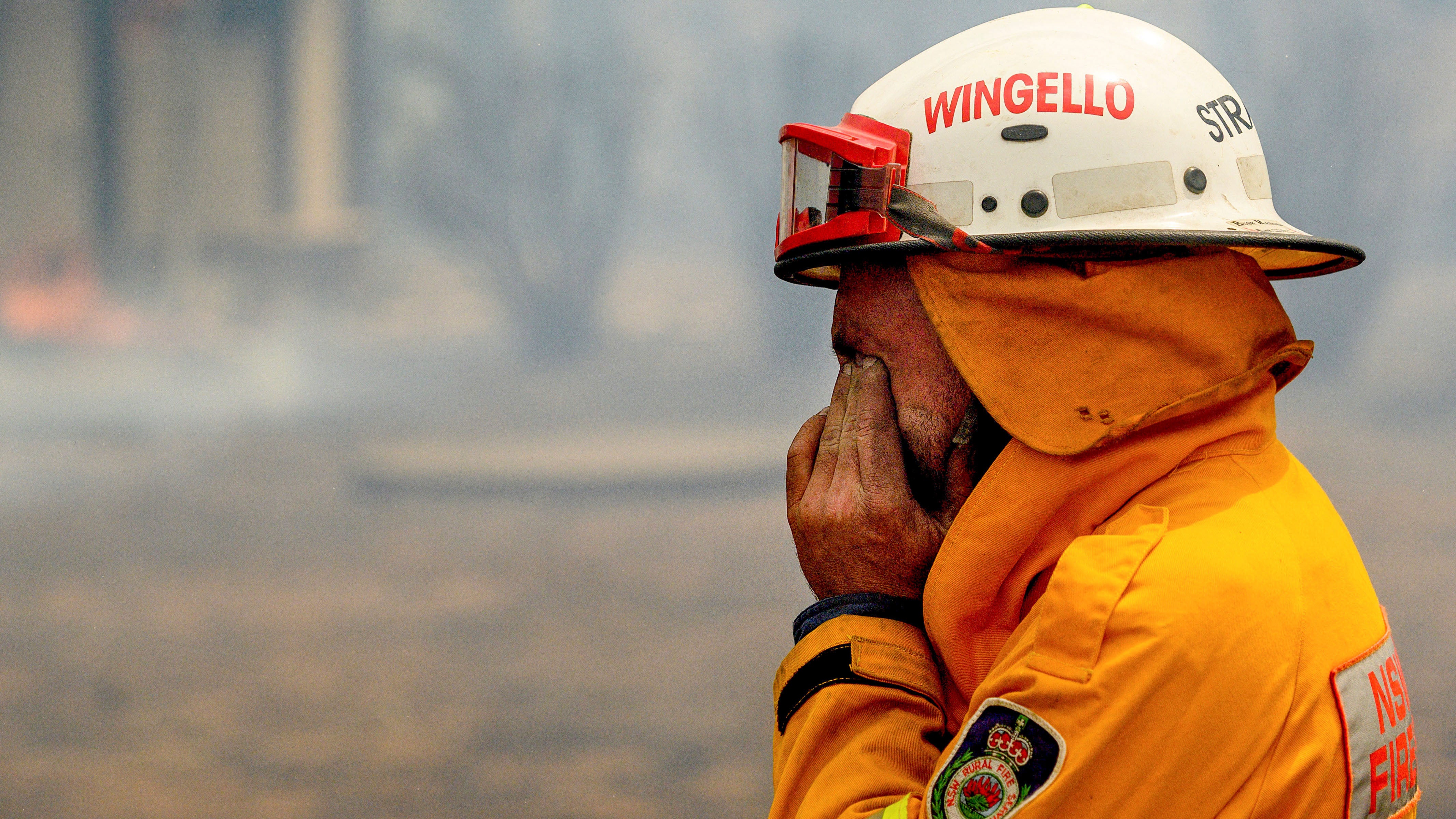 23.01.2020, Australien, Bundanoon: Ein Feuerwehrmann reibt seine Augen, w&auml;hrend er den Morton-Brand in der N&auml;he von Bundanoon bek&auml;mpft. In den Brandgebieten von Australien hat sich die Lage wieder zugespitzt. Foto: Noah Berger/AP/dpa +++ dpa-Bildfunk +++
