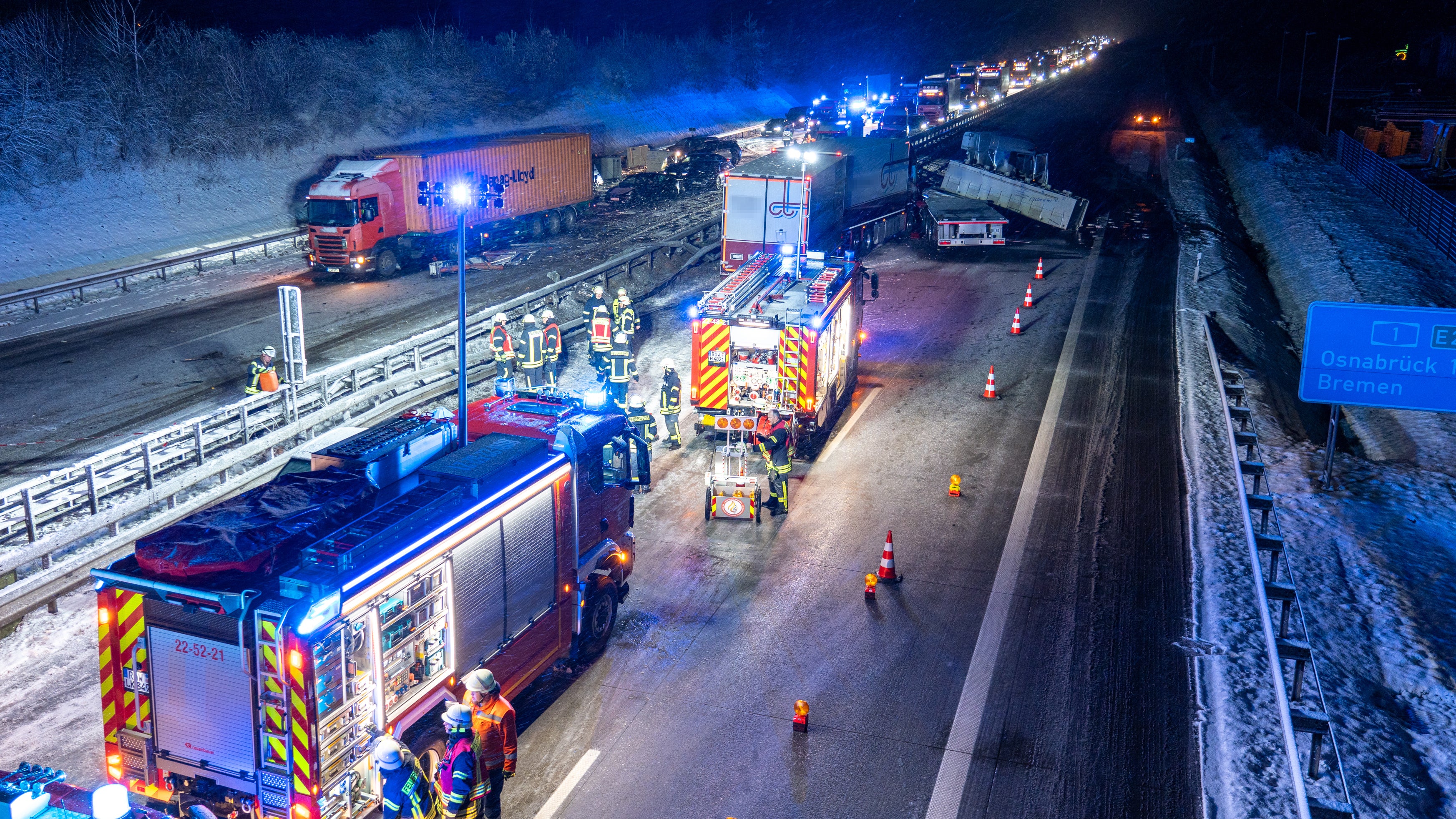 03.01.2025, Niedersachsen, Sittensen: Helfer stehen nach einem Unfall auf der Autobahn. Bei einem schweren Verkehrsunfall auf der Autobahn 1 sind am sp&auml;ten Freitagabend bei Sittensen im Landkreis Rotenburg (W&uuml;mme) mehrere Menschen verletzt worden und viele Forellen verendet. (JOTO/dpa)
