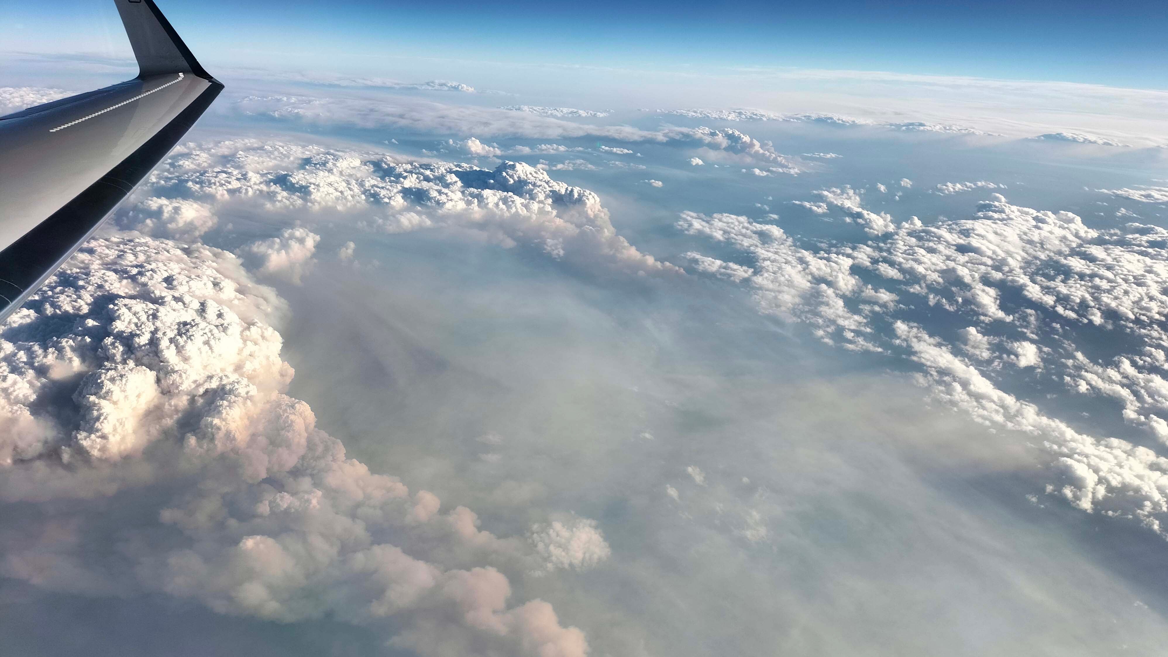 HANDOUT - 01.09.2023, Mainz: Ein Forschungsflugzeug &cedil;berflieft im Rahmen des Projekts &acute;PHILEAS&ordf; ein Waldbrandgebiet in Kanada (zu dpa: &acute;Der Monsun als Schadstoff-Staubsauger - Projekt mit Mainzer Forschern&ordf;). Foto: Franziska Weyland/Johannes Gutenberg-Universit&permil;t/dpa - ACHTUNG: Nur zur redaktionellen Verwendung im Zusammenhang mit der aktuellen Berichterstattung und nur mit vollst&permil;ndiger Nennung des vorstehenden Credits +++ dpa-Bildfunk +++