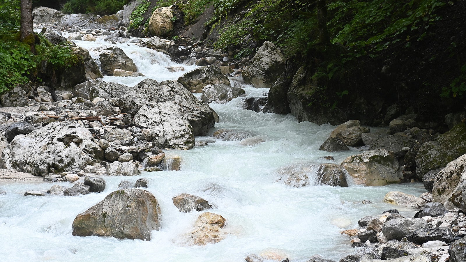 17.08.2021, Bayern, Grainau: Der Hammersbach am Ausgang der H&ouml;llentalklamm. Nach der Flutwelle in der Klamm an der Zugspitze geht die Suche nach zwei Vermissten weiter. Am Vortag war nach starken Regenf&auml;llen eine Flutwelle durch die bei Wanderern und Touristen beliebten Schlucht nahe Grainau im Landkreis Garmisch-Partenkirchen gerauscht.&nbsp;Sie riss mehrere Menschen mit sich. Foto: Lennart Preiss/dpa +++ dpa-Bildfunk +++