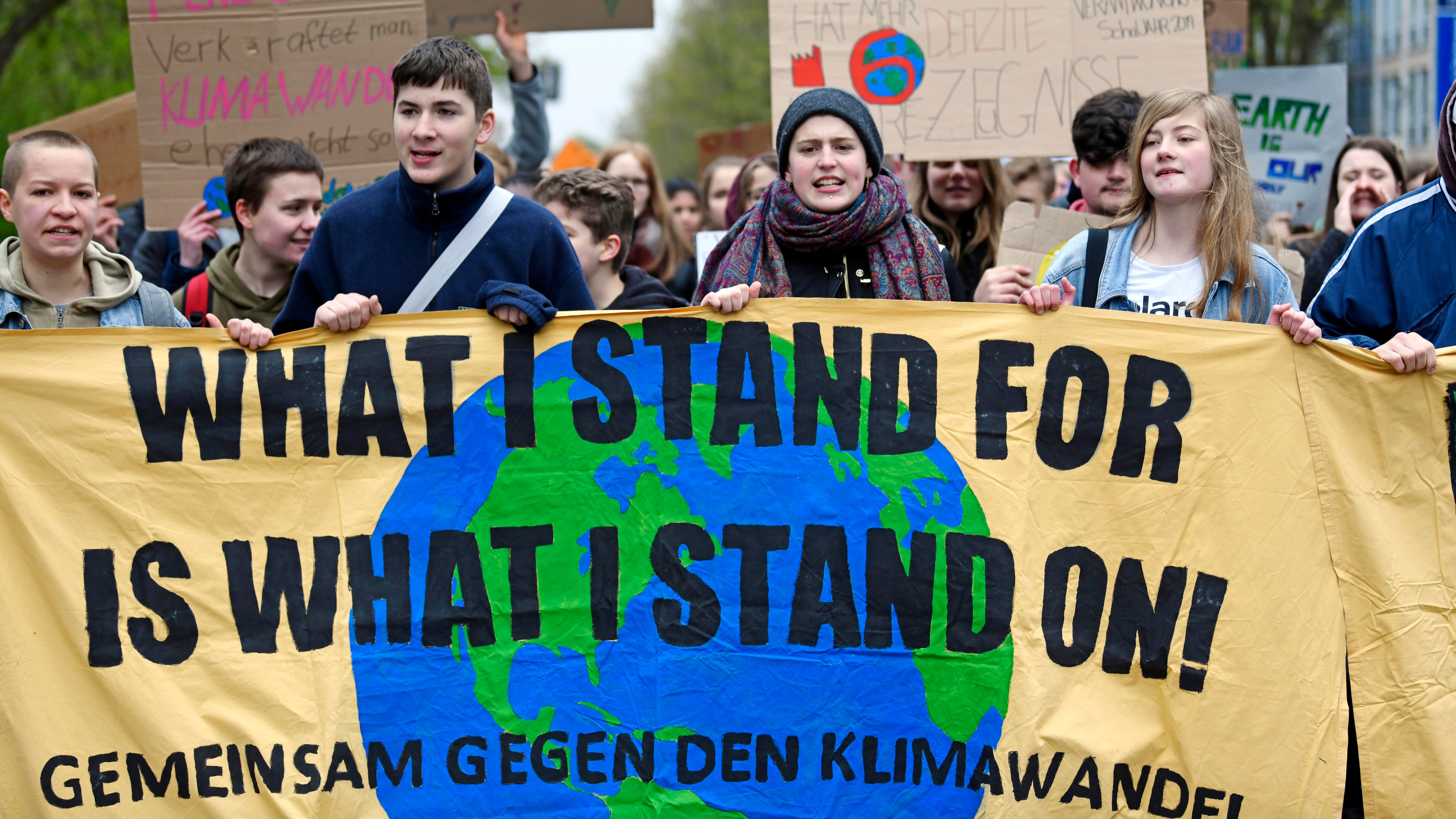12.04.2019, Nordrhein-Westfalen, Dortmund: Die Dortmunder Aktivistin Therese Kah (m) nimmt an einer Demonstration unter dem Motto "Fridays For Future" vor dem Rathaus teil. Foto: Ina Fassbender/dpa +++ dpa-Bildfunk +++