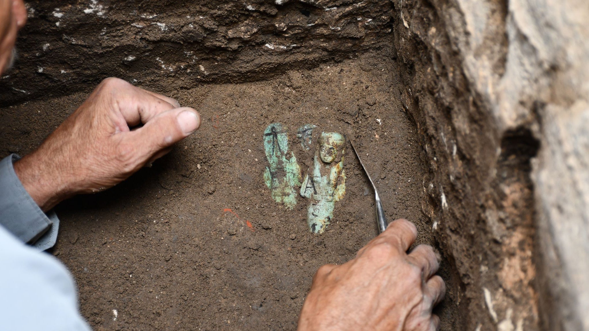 ACHTUNG: Nur zur redaktionellen Verwendung im Zusammenhang mit der aktuellen Berichterstattung und nur mit vollst&auml;ndiger Nennung des vorstehenden Credits

09.10.2025, &Auml;gypten, Tanis: Bei einer Grabung werden kleine Figuren in einer der Grabkammer freigelegt. Rund 200 kleine gr&uuml;nliche Figuren haben Arch&auml;ologen in der nord&auml;gyptischen St&auml;tte Tanis k&uuml;rzlich gefunden. Die Figuren l&ouml;sen ein R&auml;tsel und verwundern die Forschenden zugleich. (Simone Nannucci/MFFT/dpa)



