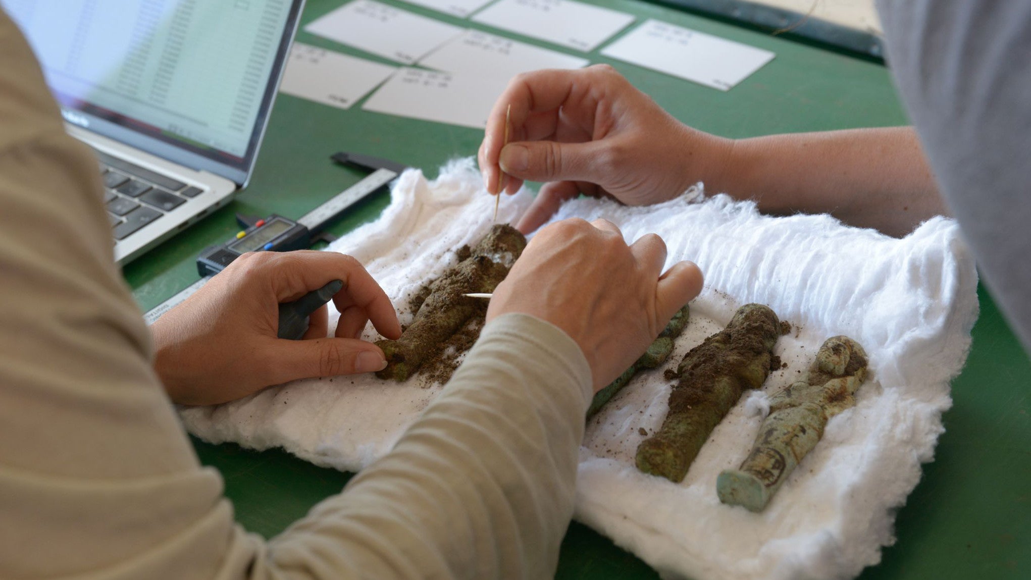 ACHTUNG: Nur zur redaktionellen Verwendung im Zusammenhang mit der aktuellen Berichterstattung und nur mit vollst&auml;ndiger Nennung des vorstehenden Credits

12.10.2025, &Auml;gypten, Tanis: Bei einer Grabung gefundene, kleine Figuren werden gereinigt. Rund 200 kleine gr&uuml;nliche Figuren haben Arch&auml;ologen in der nord&auml;gyptischen St&auml;tte Tanis k&uuml;rzlich gefunden. Die Figuren l&ouml;sen ein R&auml;tsel und verwundern die Forschenden zugleich. (P. Le Guilloux/MFFT/dpa)
