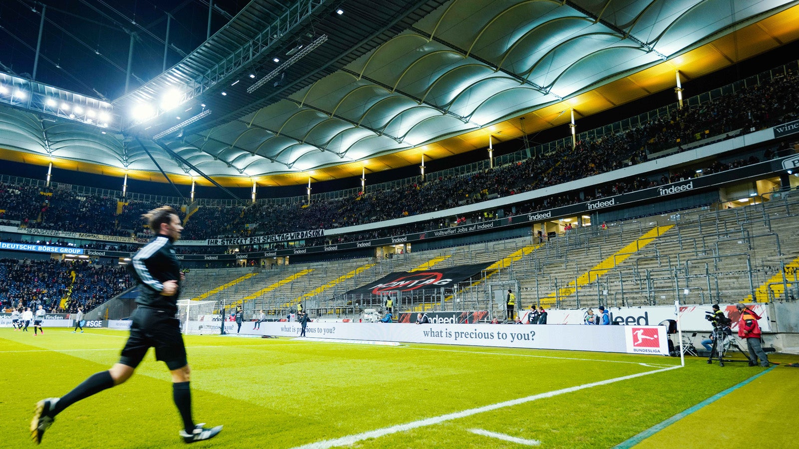 24.02.2020, Hessen, Frankfurt/Main: Fu&szlig;ball: Bundesliga, 23. Spieltag, Eintracht Frankfurt - 1. FC Union Berlin, in der Commerzbank-Arena. Ein Linienrichter l&auml;uft beim Aufw&auml;rmtraining vor der leeren Frankfurter Fankurve auf dem Spielfeld. Foto: Uwe Anspach/dpa 
